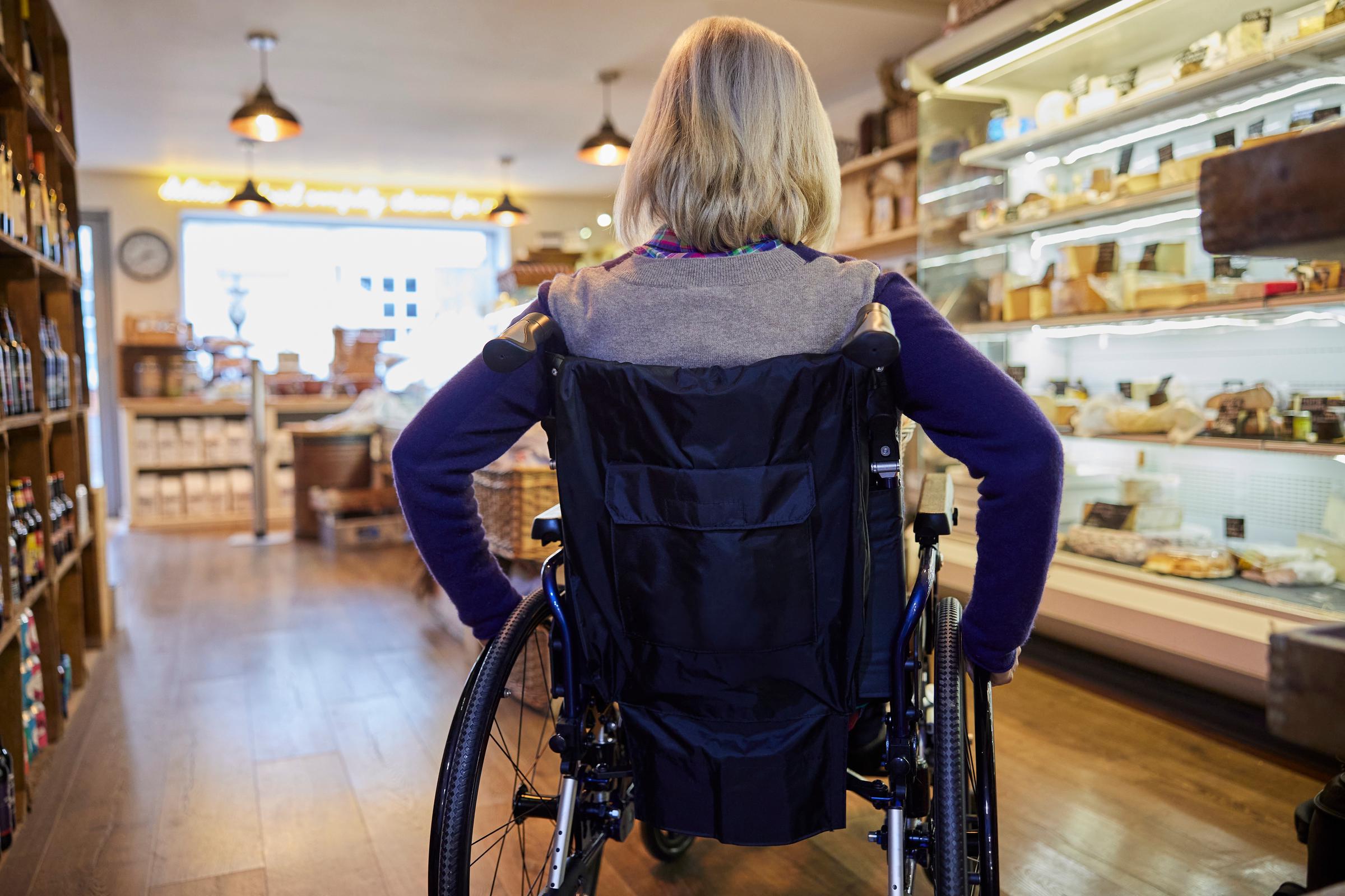 Una mujer en silla de ruedas | Fuente: Shutterstock