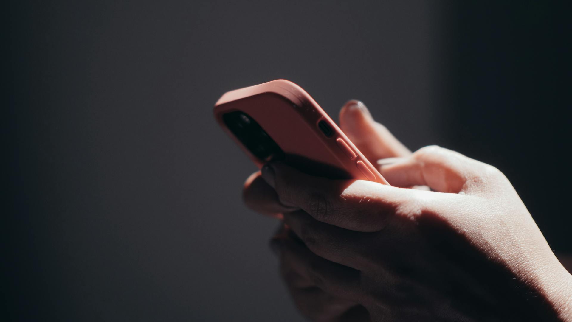 Una mujer mirando el teléfono de su abuela | Fuente: Pexels