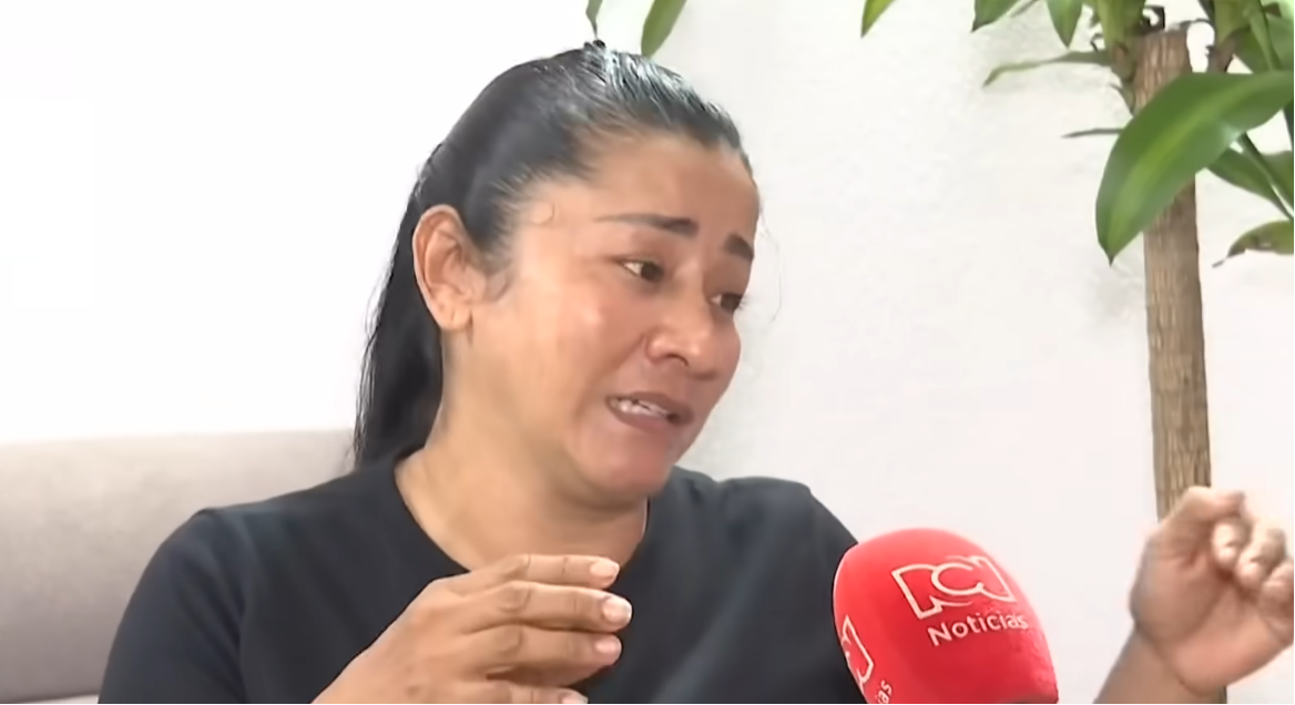 Jenni Díaz, la madre del fallecido, ofreciendo declaraciones a la prensa | Fuente: YouTube/Noticias RCN