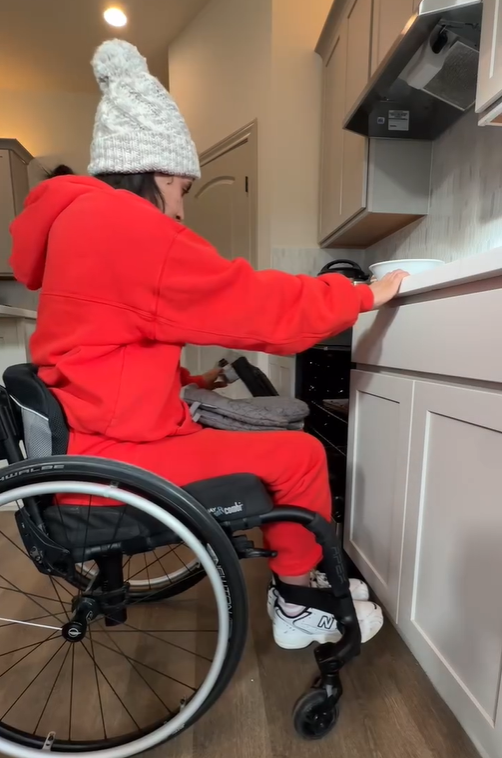 Maria Palen coloca ingredientes preparados en el horno, vista en un post fechado el 8 de enero de 2025 | Fuente: Instagram/@planthlete_maria