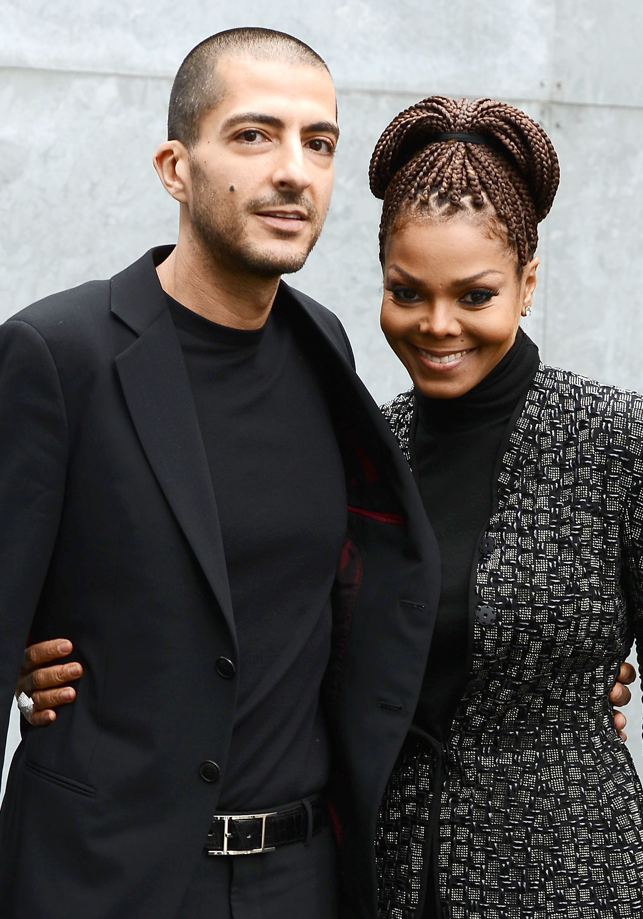 Wissam al Mana y Janet Jackson en el desfile de Giorgio Armani durante la Semana de la Moda de Milán Ropa de Mujer Otoño/Invierno 2013/14 el 25 de febrero de 2013, en Milán, Italia | Fuente: Getty Images