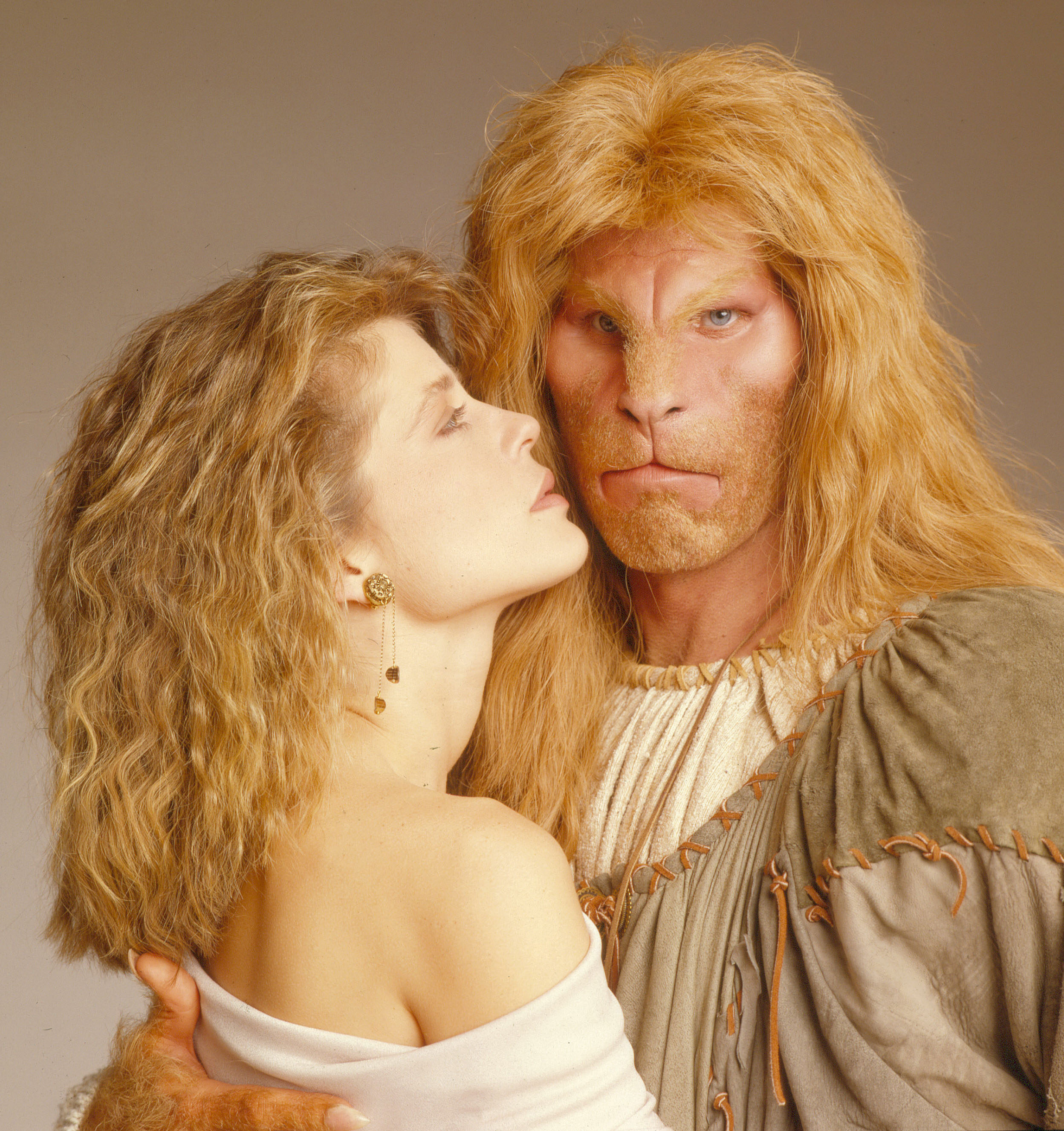 Linda Hamilton y Ron Perlman posando para una foto promocional de la serie "Beauty and the Beast", hacia 1987 | Fuente: Getty Images