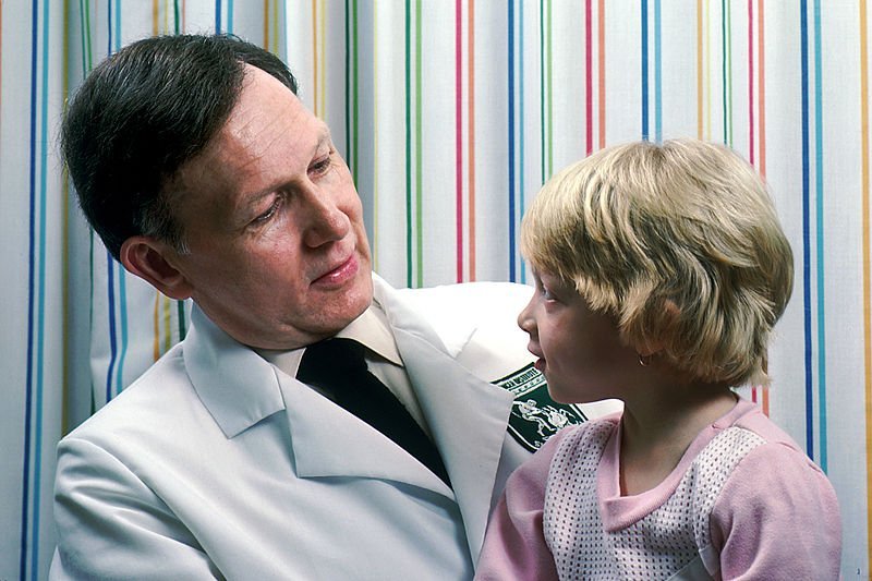 Niña con su doctor. | Imagen tomada de: Wikipedia
