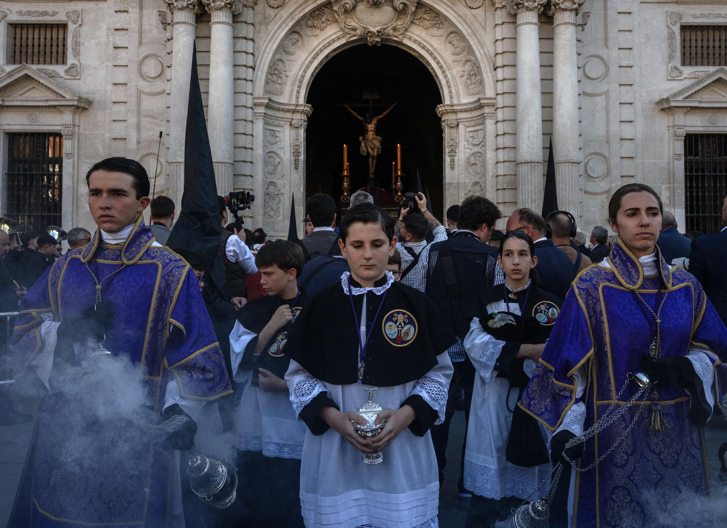Penitentes de la hermandad "Los Estudiantes" participan en una procesión durante la Semana Santa en Sevilla, España, el 31 de marzo de 2026. | Fuente: Getty Images