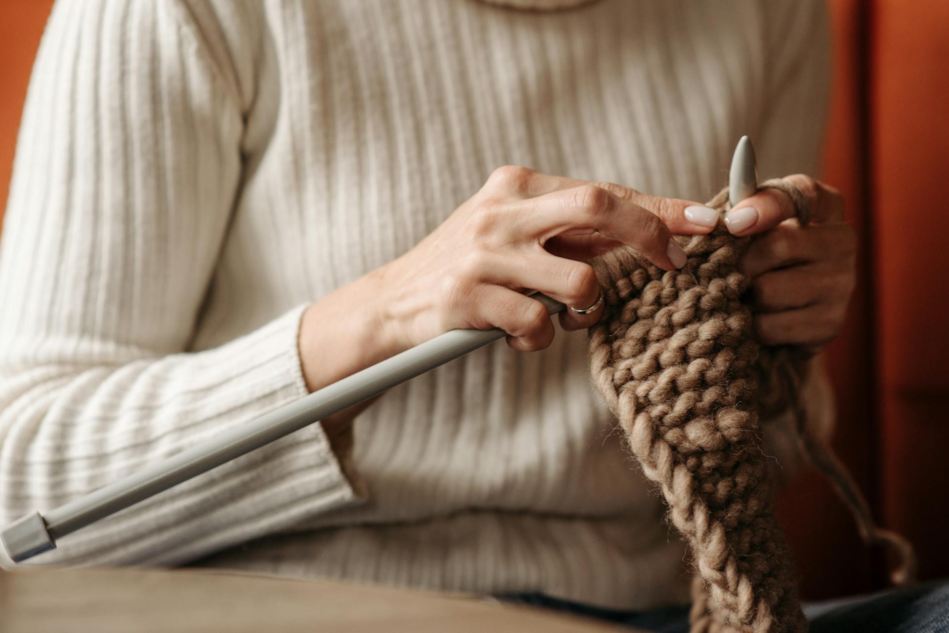 Una donna che lavora a maglia | Fonte: Pexels