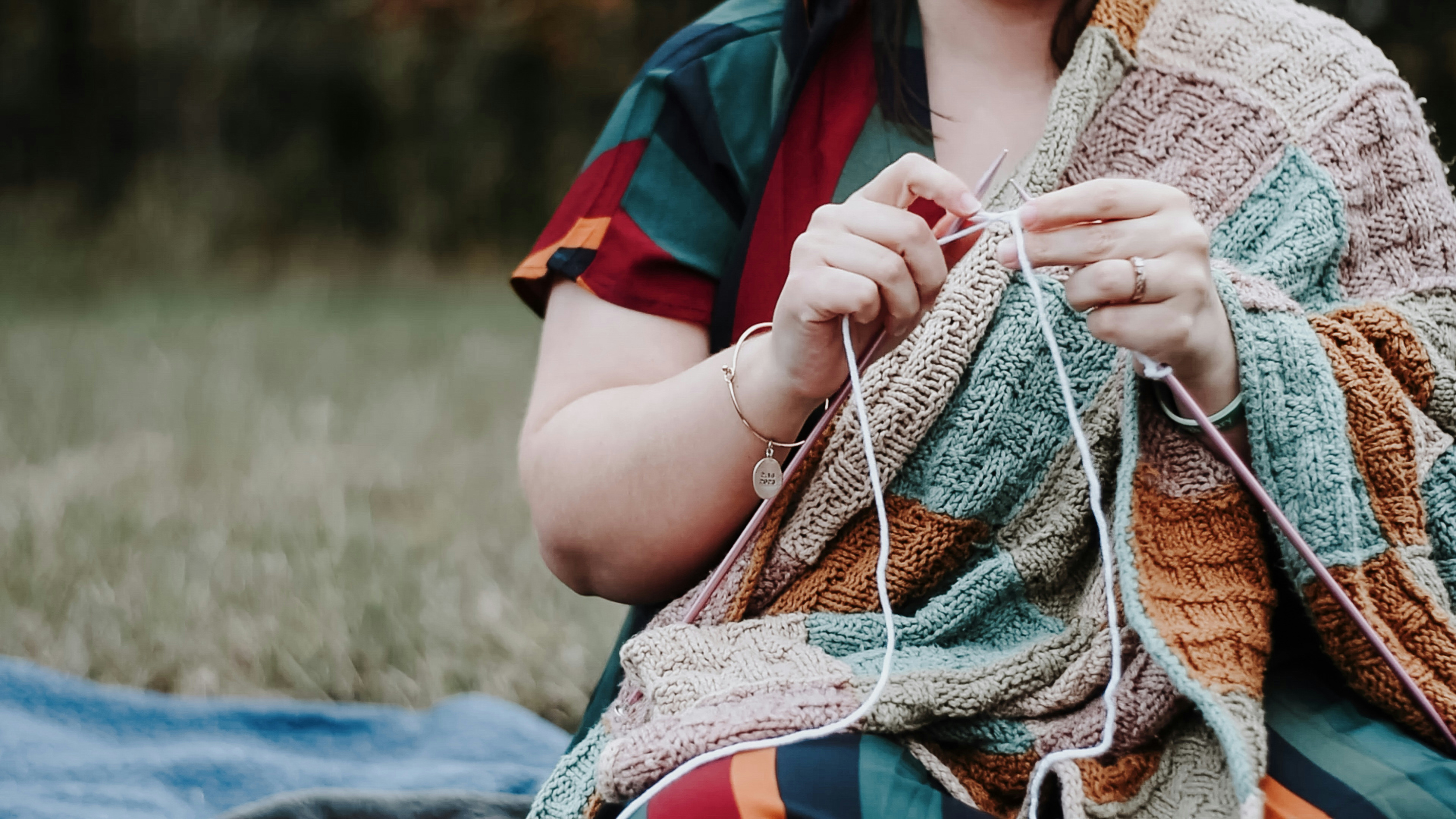 Una mujer tejiendo | Fuente: Unsplash