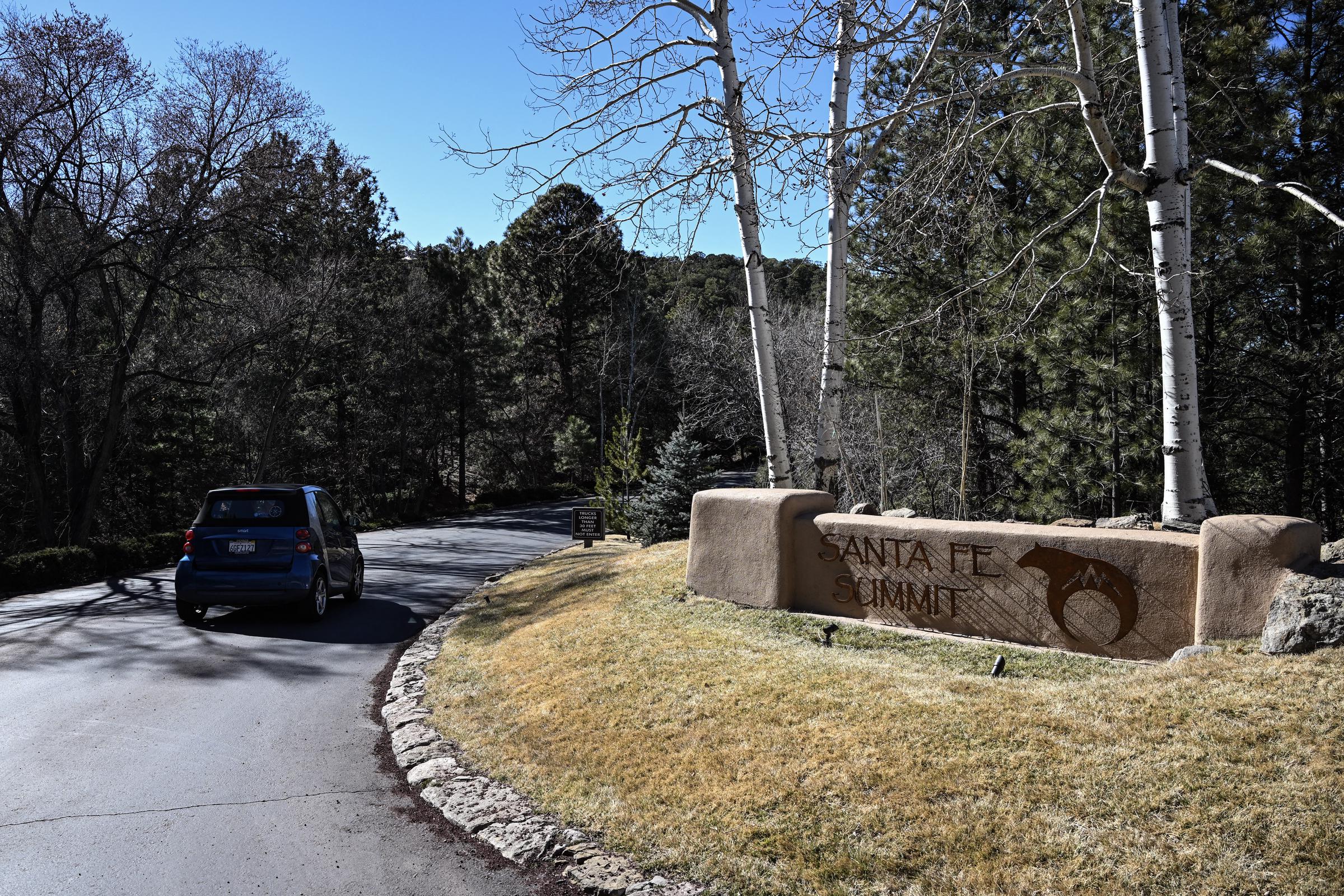 Vista de la entrada al Vecindario Cumbre de Santa Fe donde vivió Gene Hackman el 28 de febrero de 2025 | Fuente: Getty Images