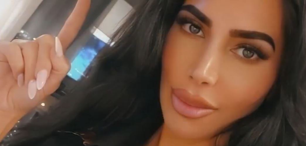 La influencer Christina Ashten Gourkani, conocida por su parecido con Kim Kardashian | Fuente: YouTube/kron4tv