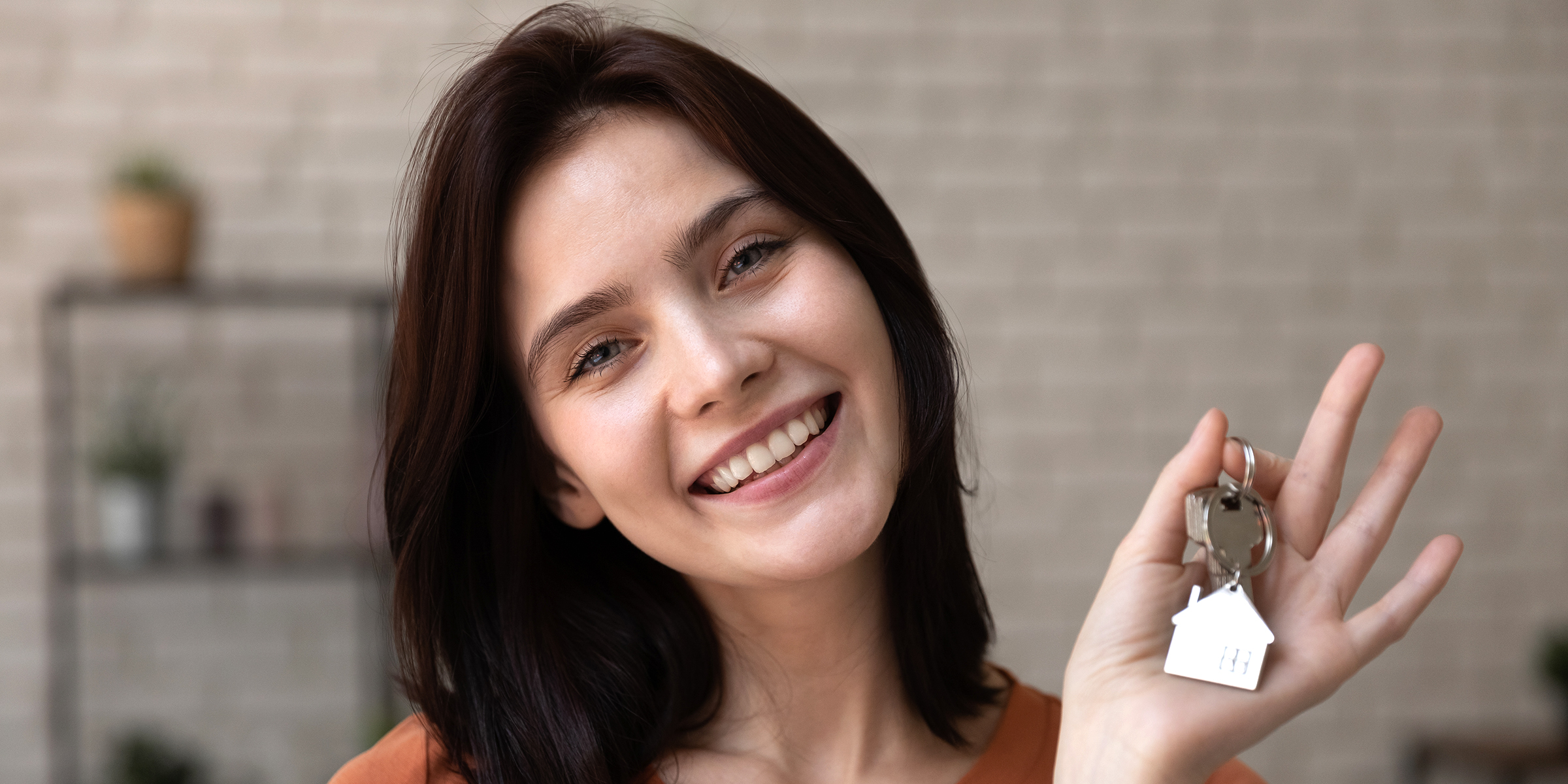 Una joven con las llaves de casa en la mano | Fuente: Shutterstock