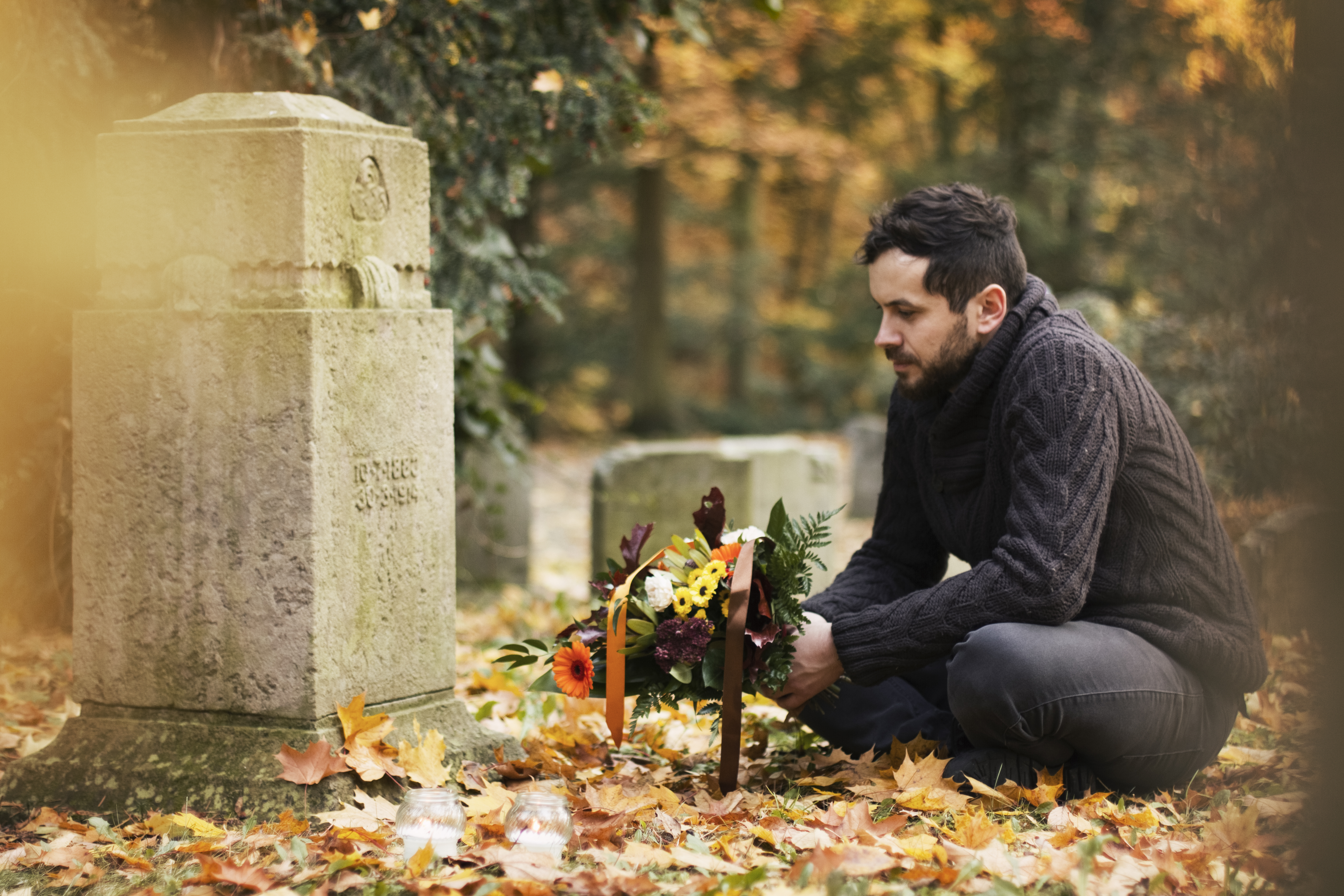 Hombre en el cementerio | Fuente: Getty Images