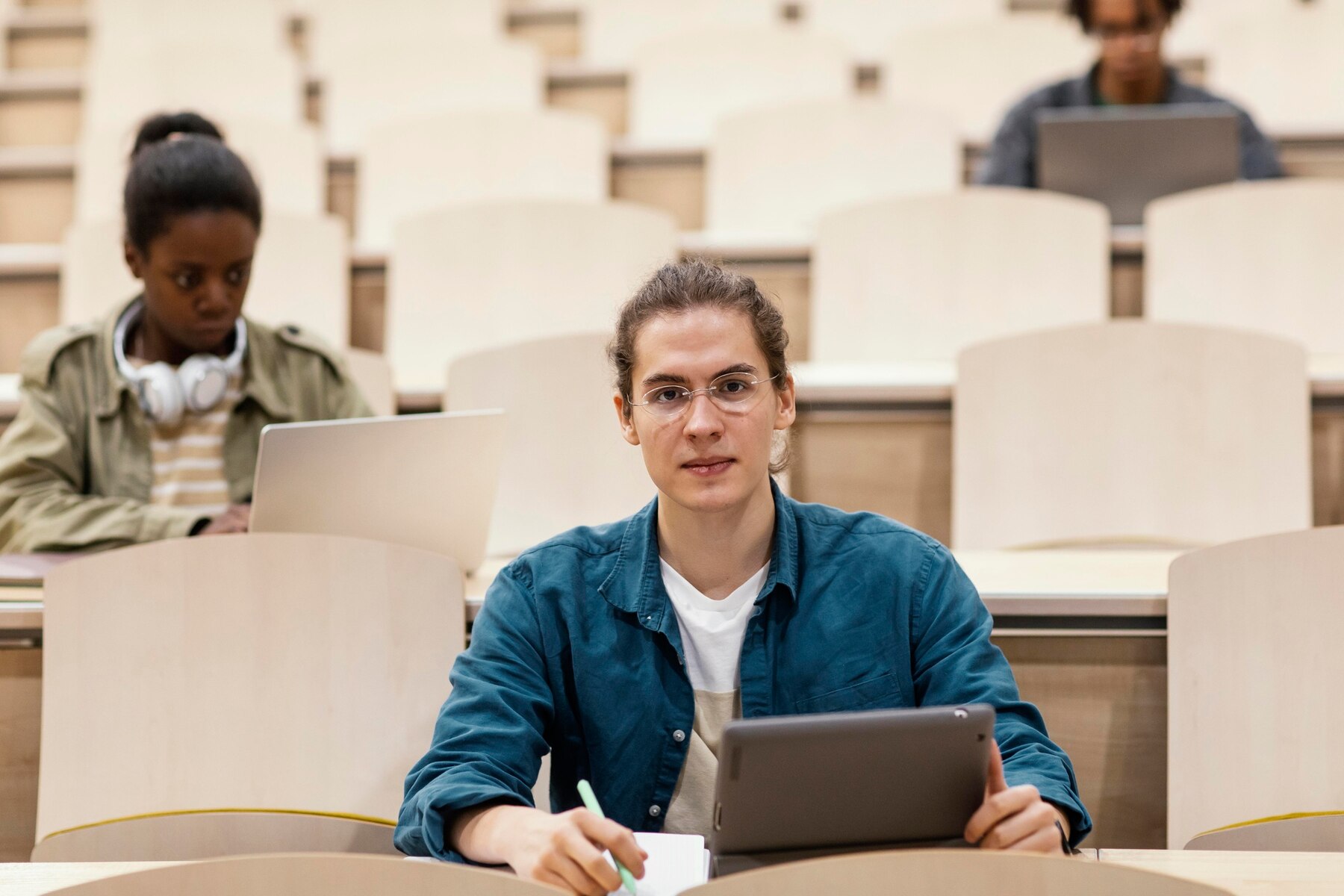 Un estudiante en una conferencia | Fuente: Freepik