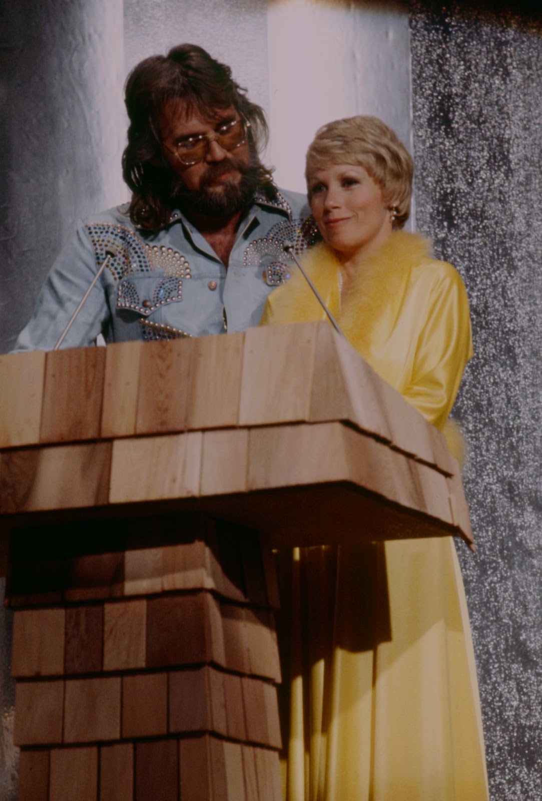 Kenny Rogers y la actriz en el especial de TV de ABC "The 1974 Country Music Awards". | Fuente: Getty Images