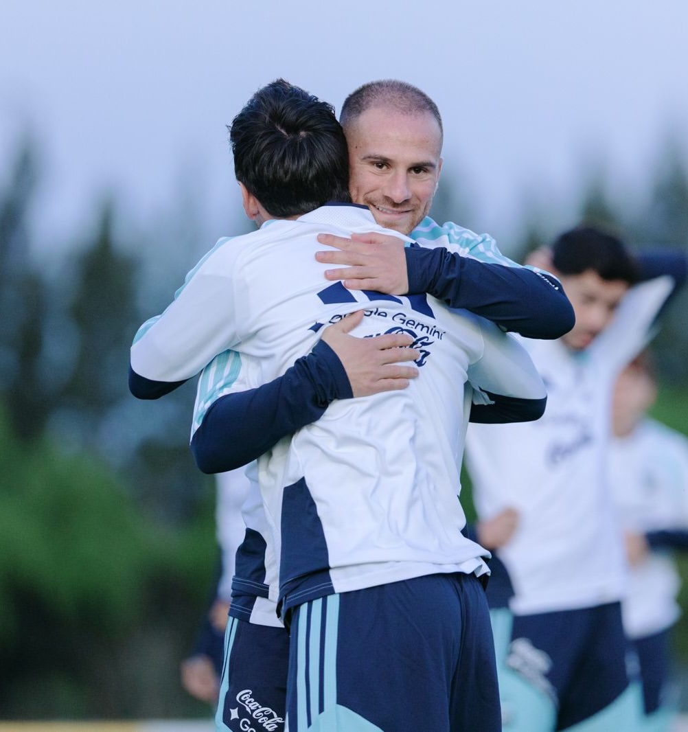 Lionel Messi saludando a sus compañeros en el predio de la AFA durante la tarde del domingo 4 de octubre | Fuente: Instagram/afaseleccion