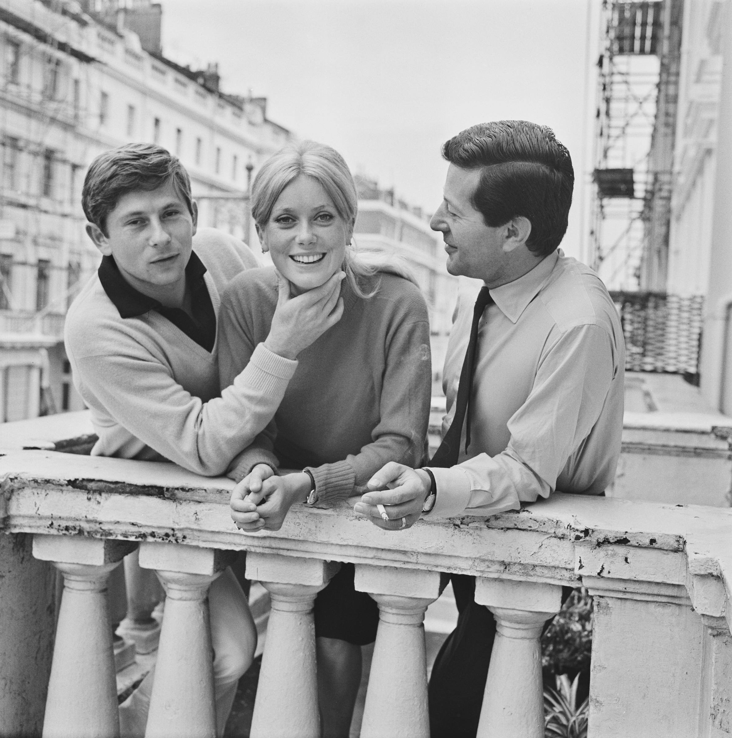 La famosa actriz con el director de cine Roman Polanski y el productor Gene Gutowski durante el rodaje de "Repulsion" el 17 de agosto de 1964, en Londres, Inglaterra. | Fuente: Getty Images