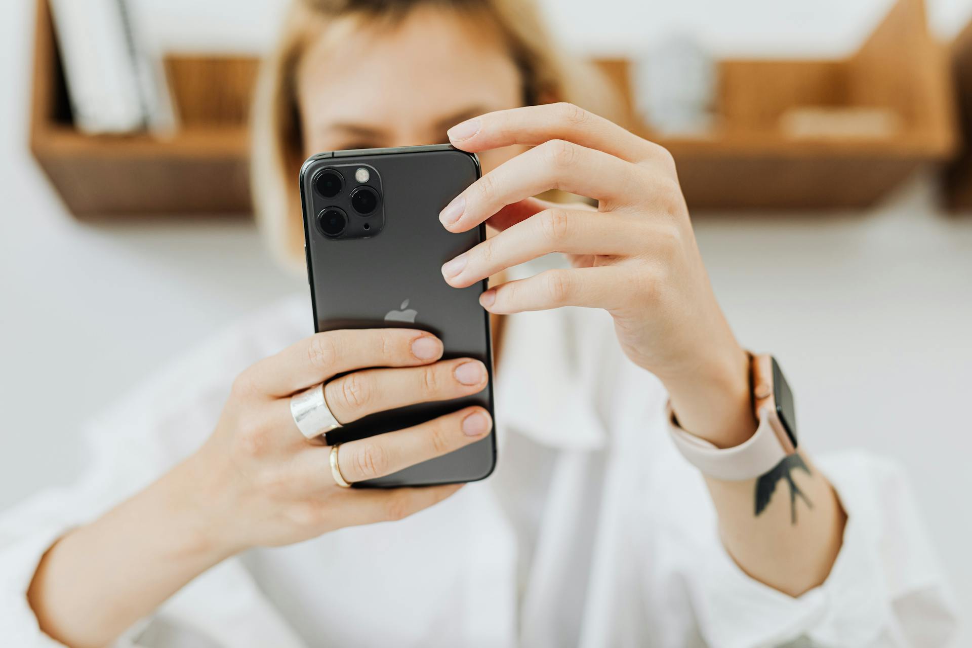 Una donna che tiene in mano il suo telefono | Fonte: Pexels