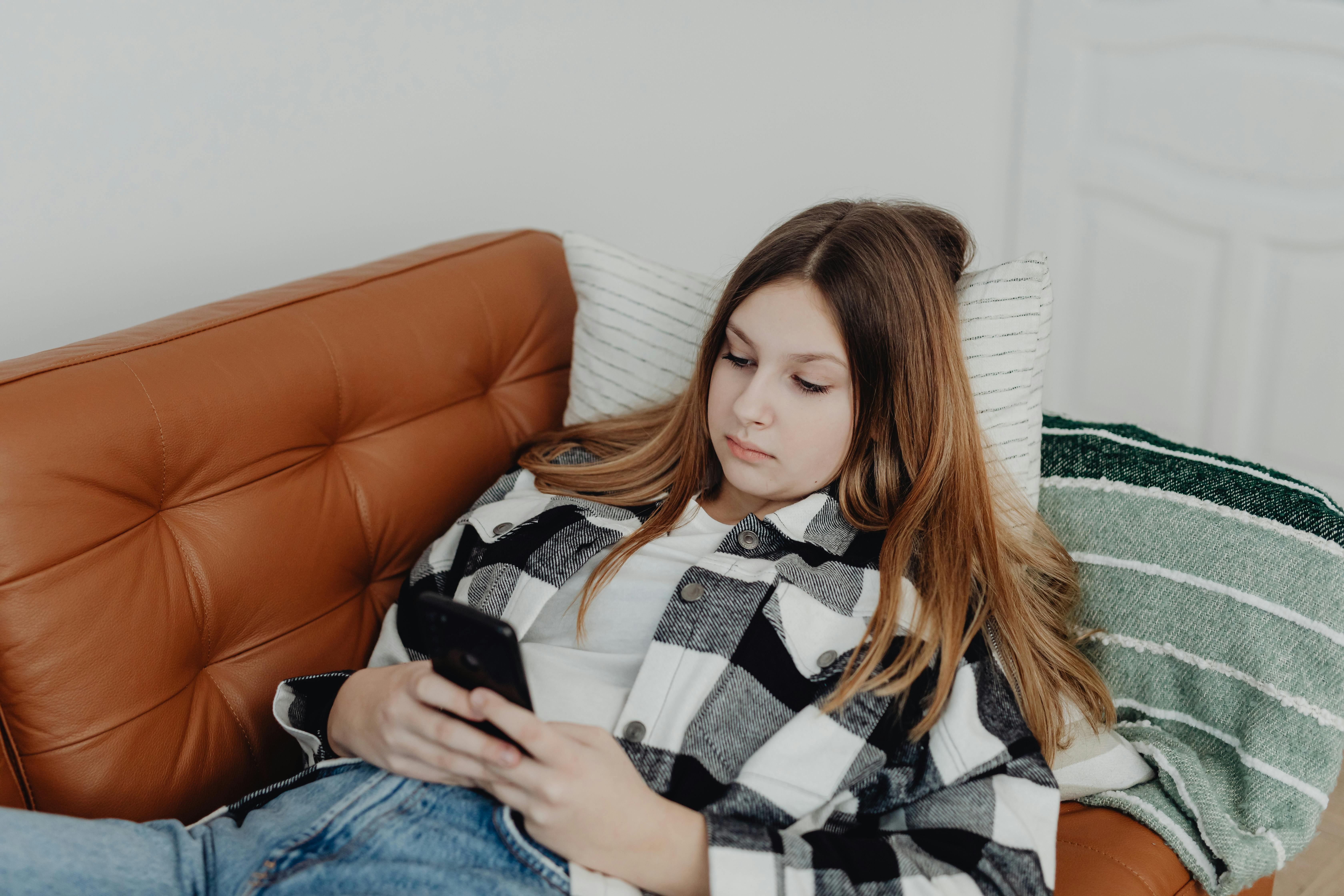 Una ragazza al telefono | Fonte: Pexels