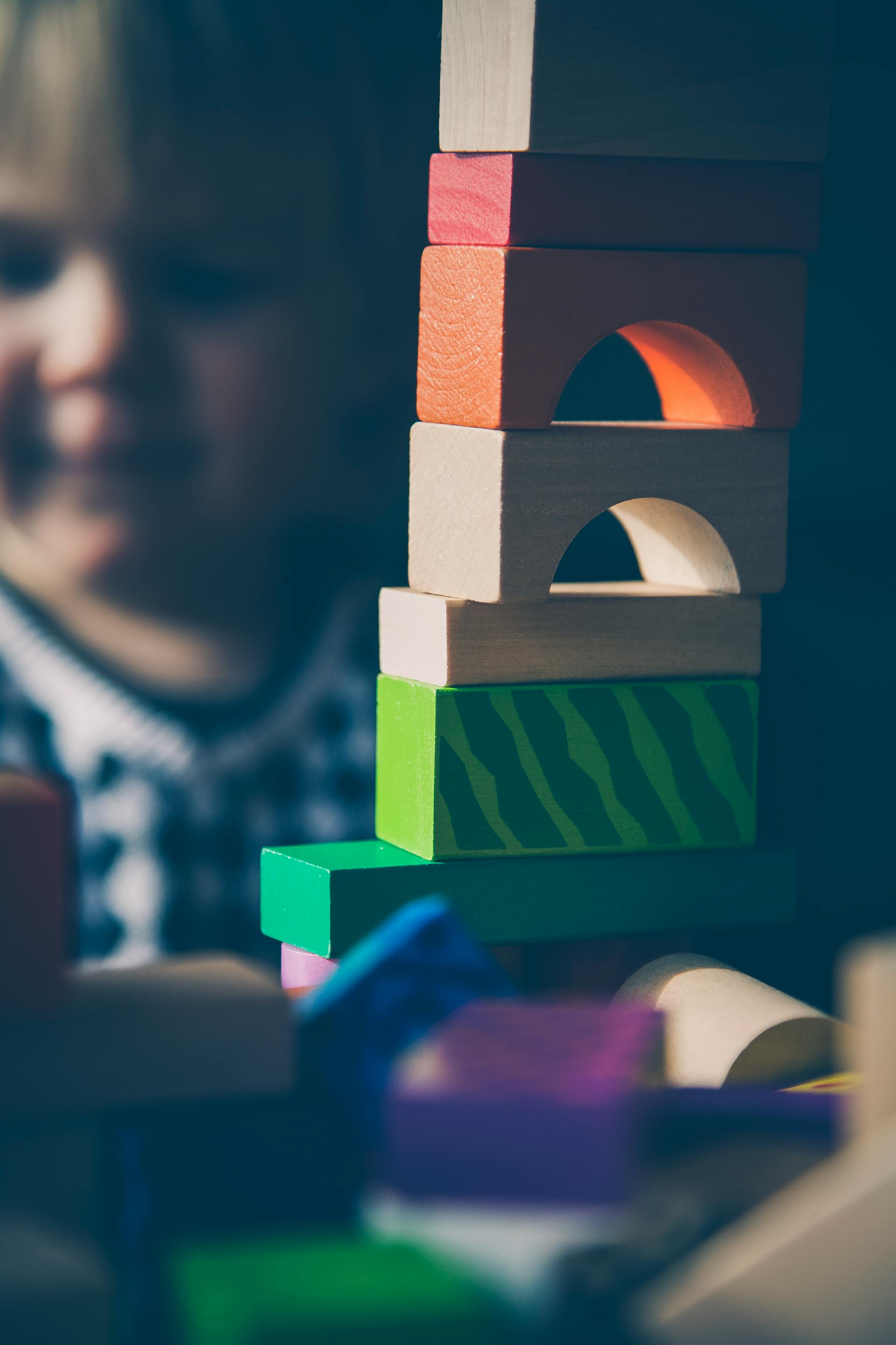 Un niño jugando con bloques de colores | Fuente: Pexels