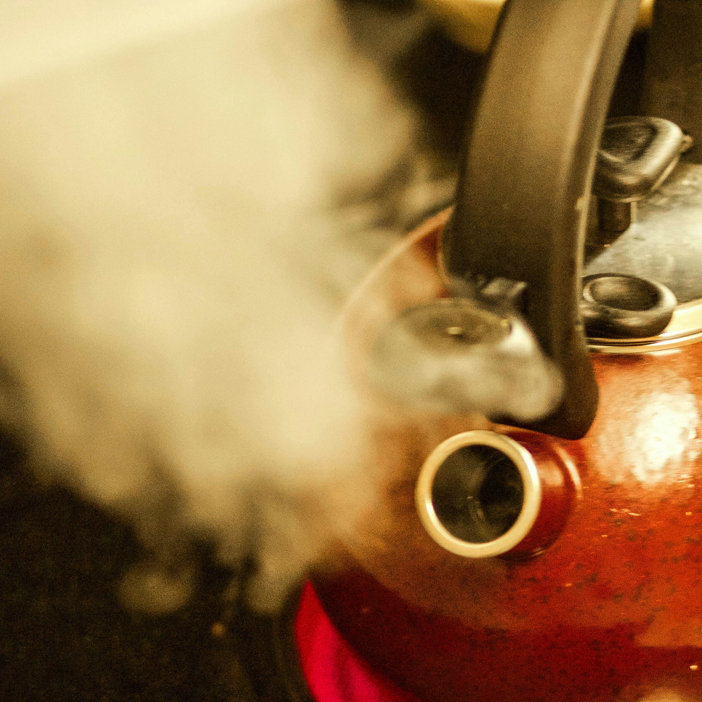 Vapor saliendo de una tetera | Fuente: Pexels