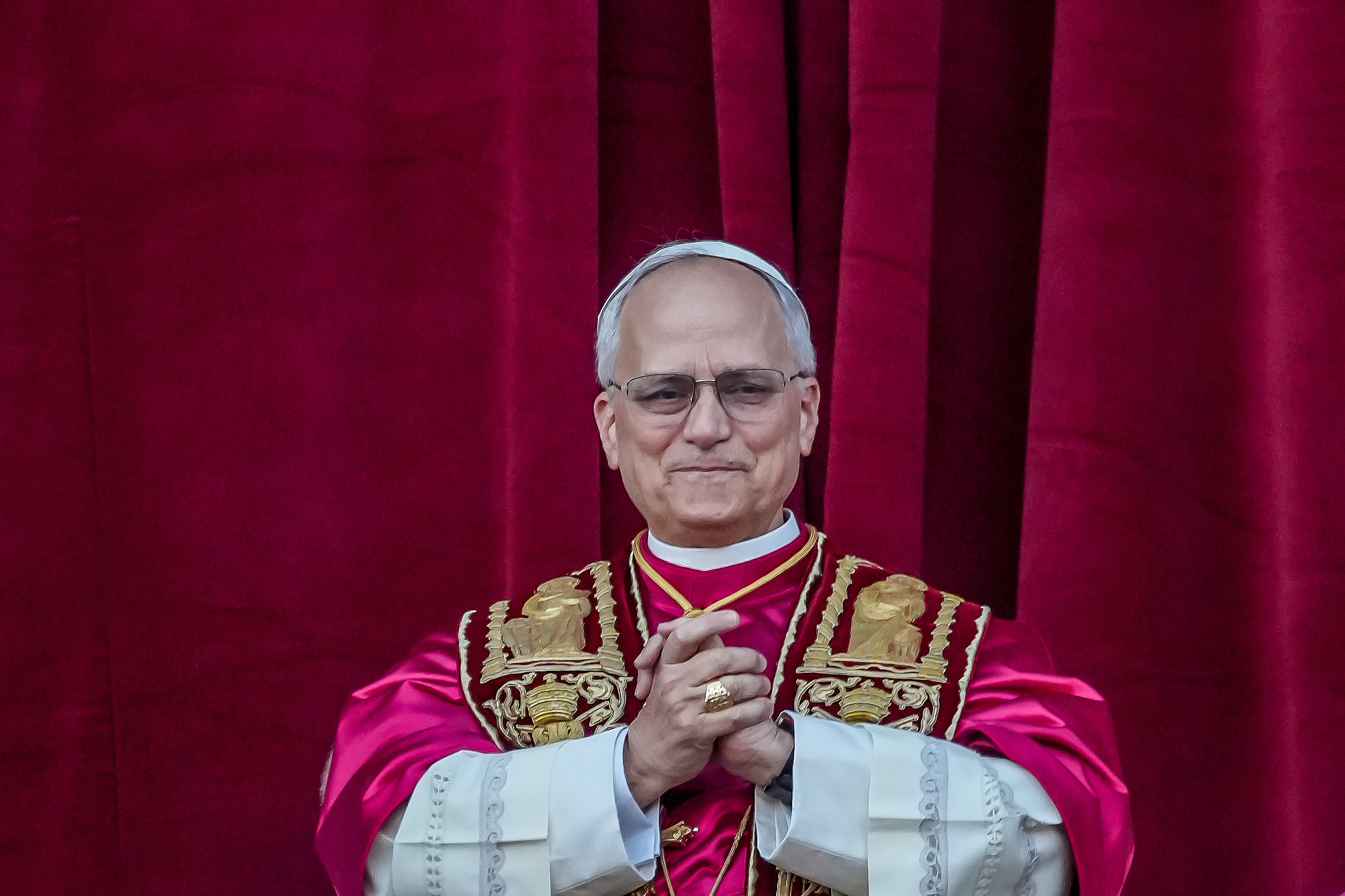 El recién elegido pontífice, el papa León XIV es visto por primera vez desde el balcón del Vaticano el 8 de mayo de 2025 en la Ciudad del Vaticano, Vaticano. | Fuente: Getty Images