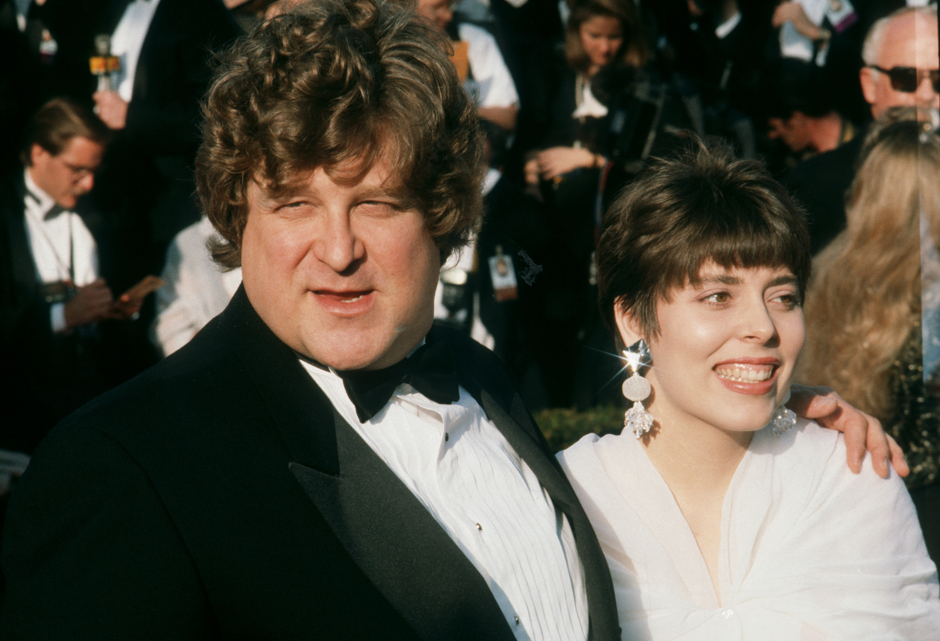 John Goodman y su esposa Anna Beth Hartzog asisten a la 62ª edición de los Premios de la Academia el 26 de marzo de 1990, en el Dorothy Chandler Pavilion de Los Ángeles, California. | Foto: Getty Images