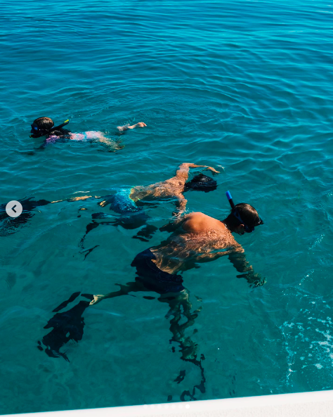 Tom Brady practicando snorkel con sus hijos. | Fuente: Instagram/tombrady