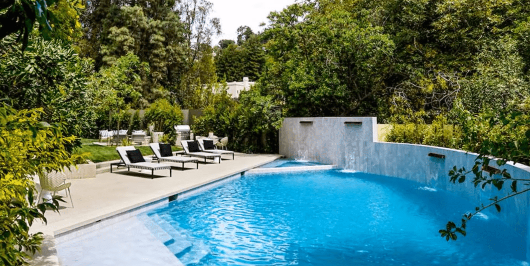 Zona de la piscina de la mansión de Cameron Diaz en Beverly Hills. | Foto: YouTube/TopTenFamous