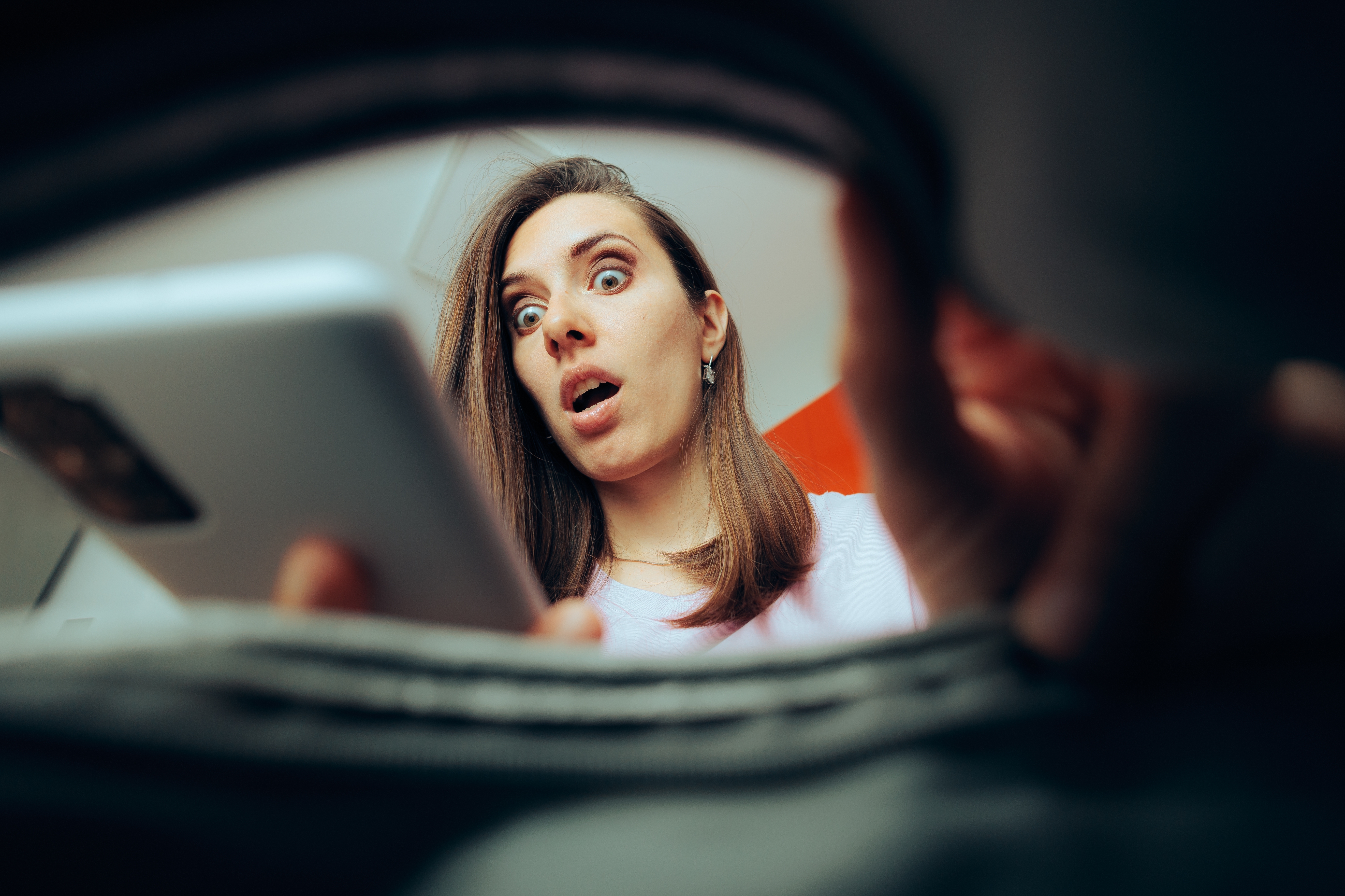 Una mujer sorprendida al comprobar que su teléfono suena | Foto: Shutterstock