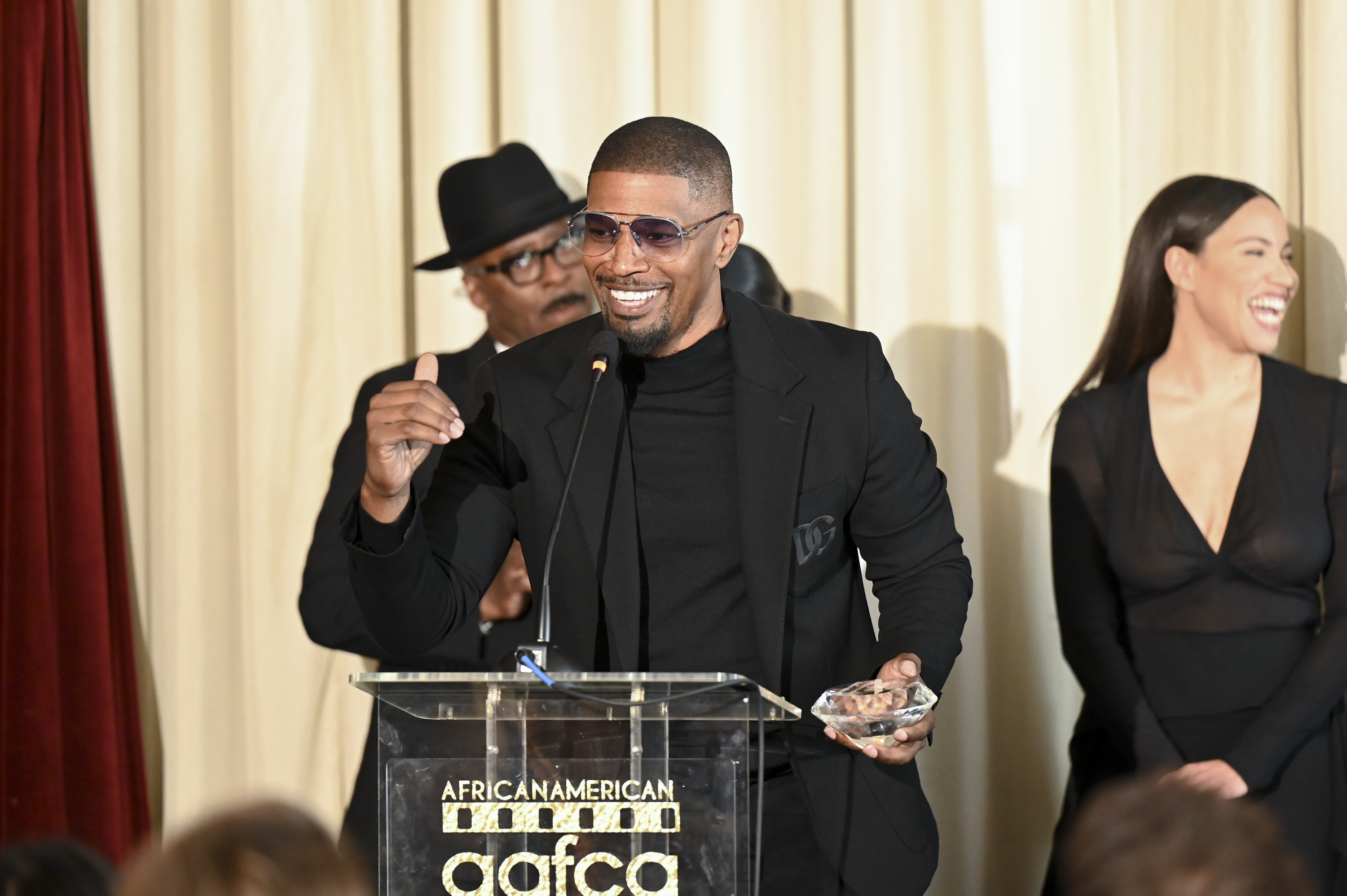 Courtney B. Vance, Jamie Foxx y Jurnee Smollett en el Almuerzo de Honor por los Logros Especiales de la AAFCA en Los Ángeles, California, el 3 de marzo de 2024 | Foto: Getty Images