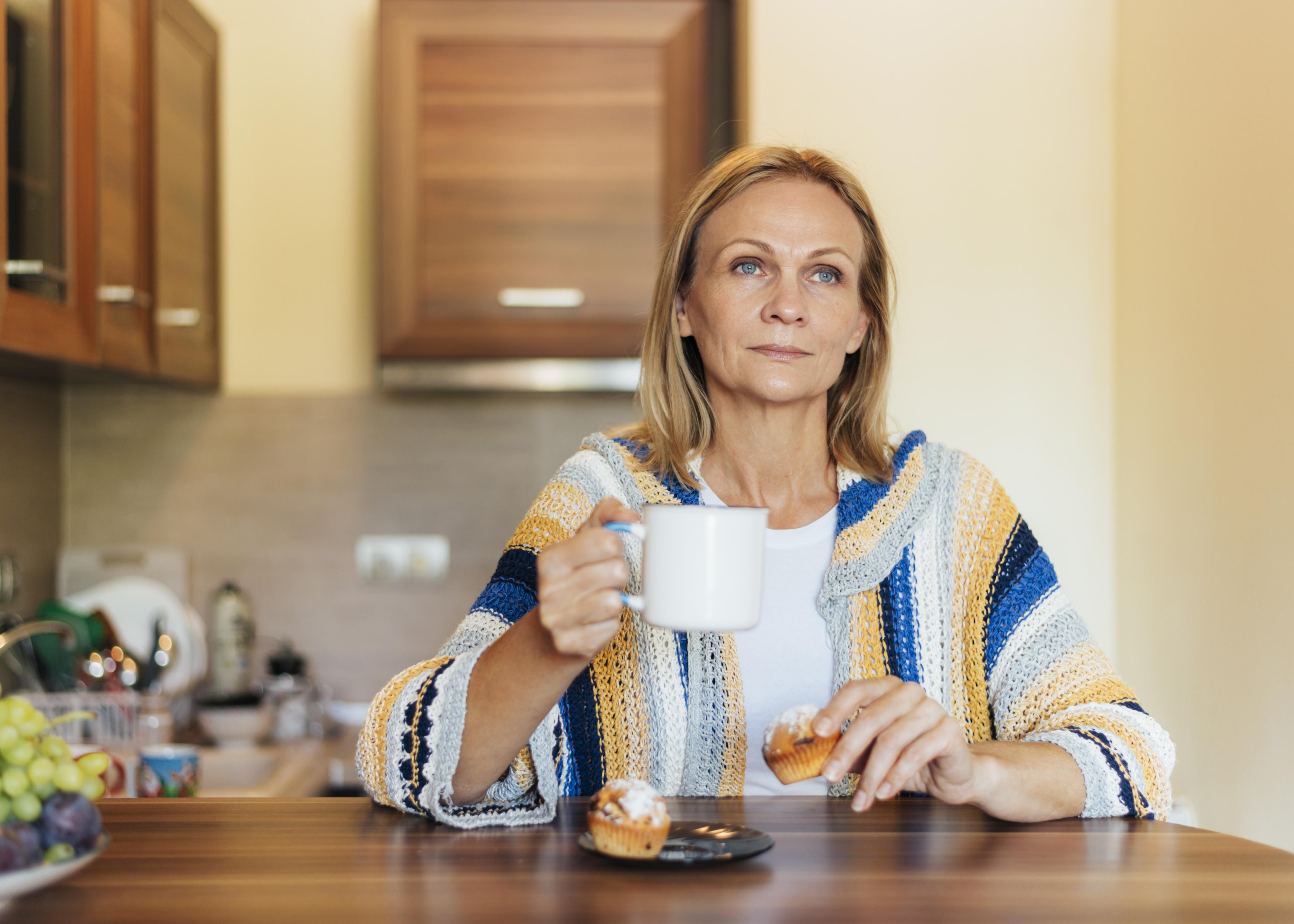 Mujer en la cocina con una taza de té | Fuente: Freepik
