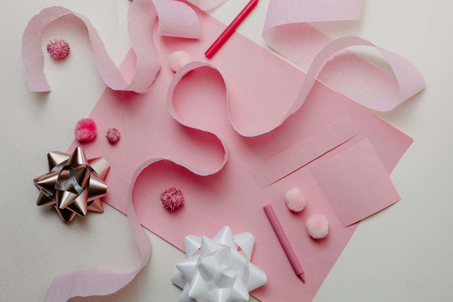 Suministros y adornos varios para manualidades | Fuente: Pexels