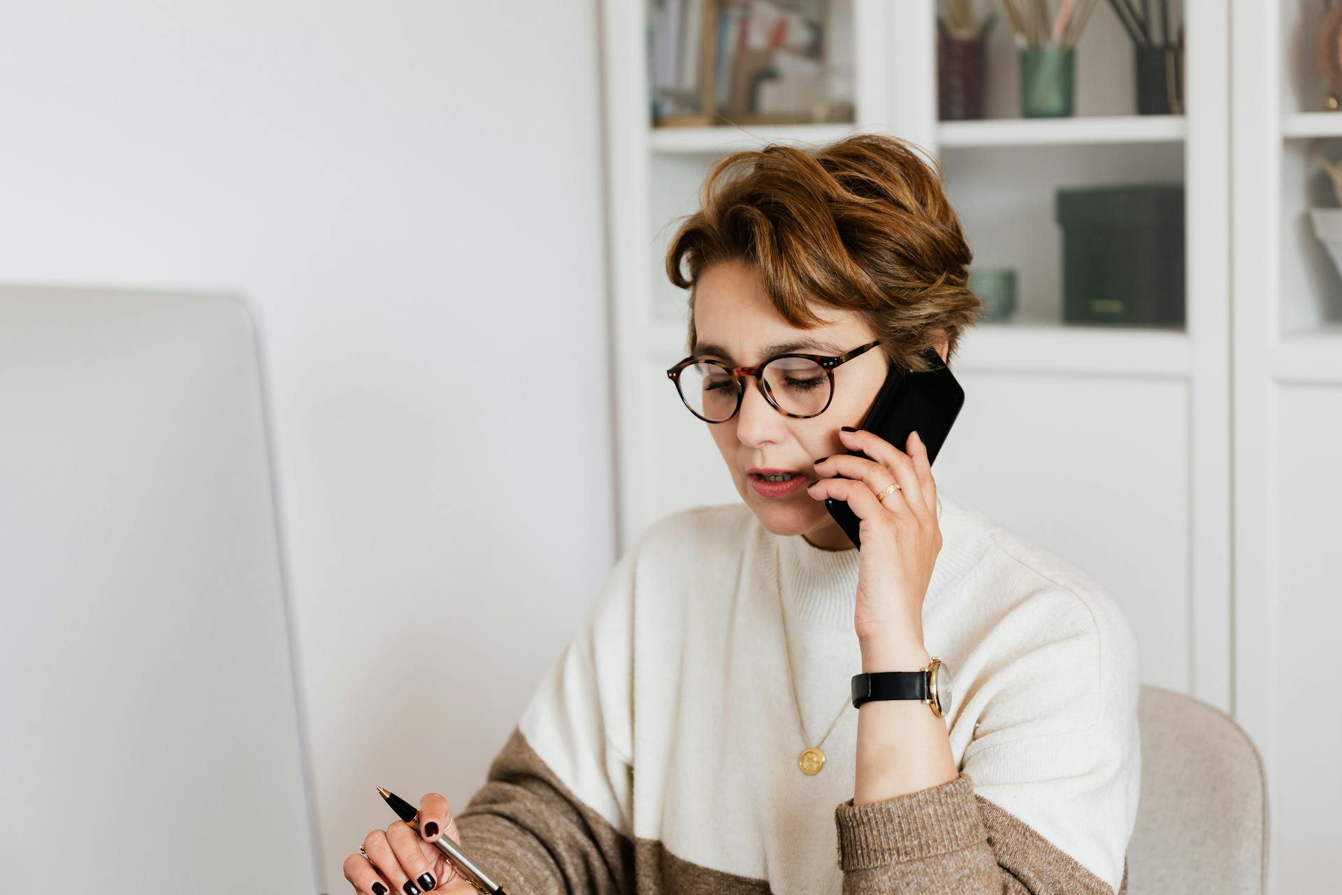 Una mujer hablando por teléfono | Fuente: Pexels