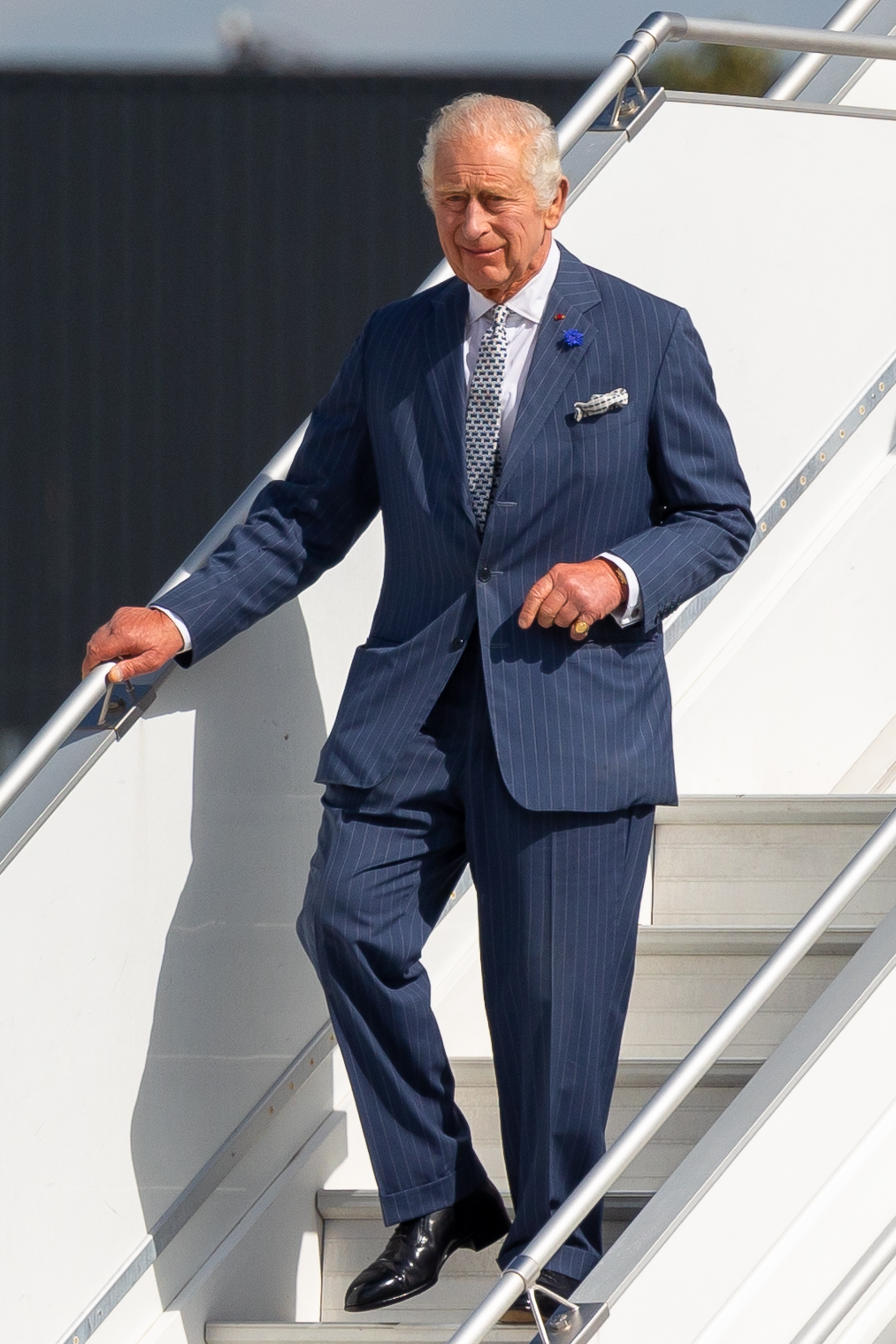 El rey Charles III bajando de un avión a su llegada para una visita de Estado a Francia en París, Francia, el 20 de septiembre de 2023 | Foto: Getty Images