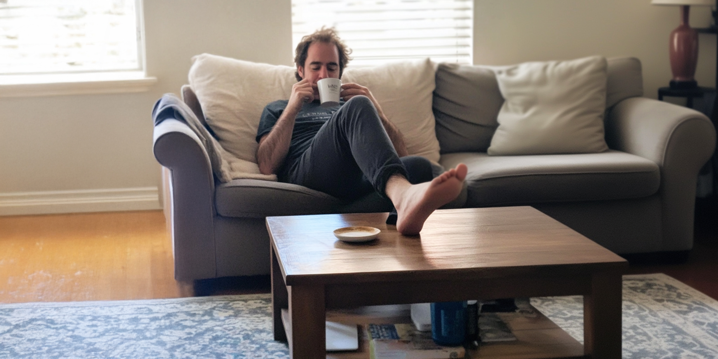 Un hombre relajándose en un sofá | Fuente: The Celebrist