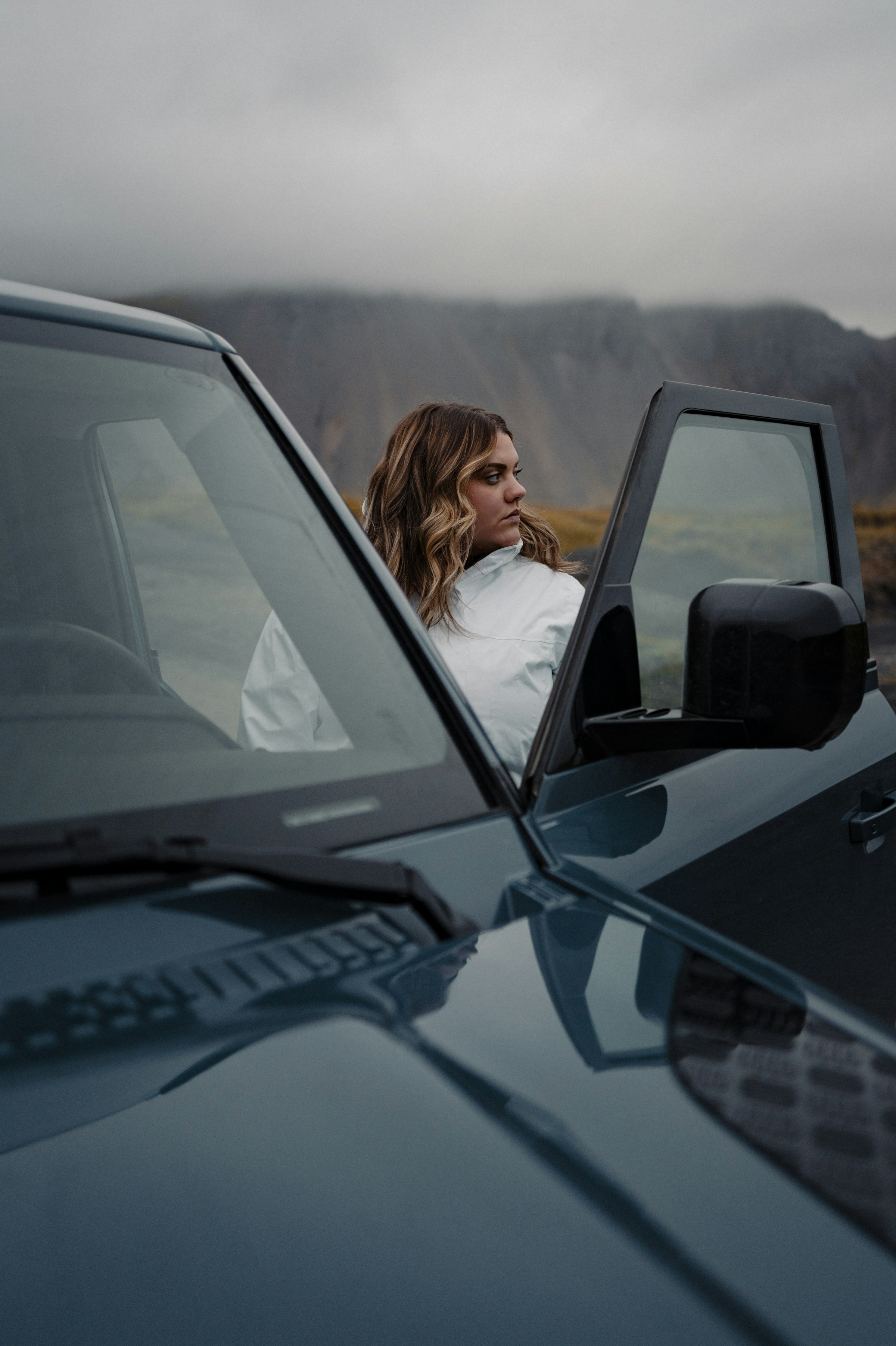 Mujer de pie junto a un automóvil | Fuente: Unsplash