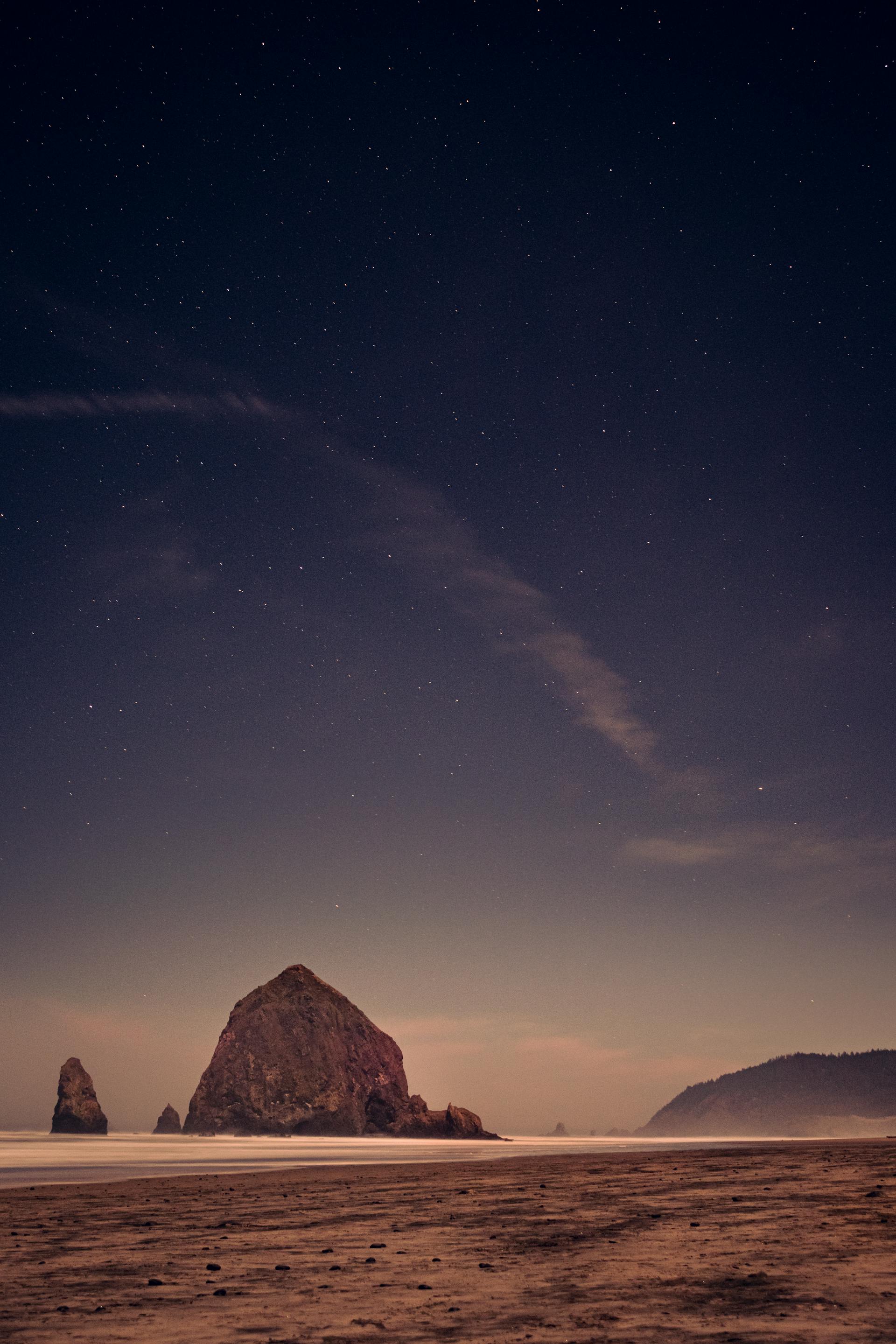 Cielo estrellado sobre una playa | Fuente: Pexels