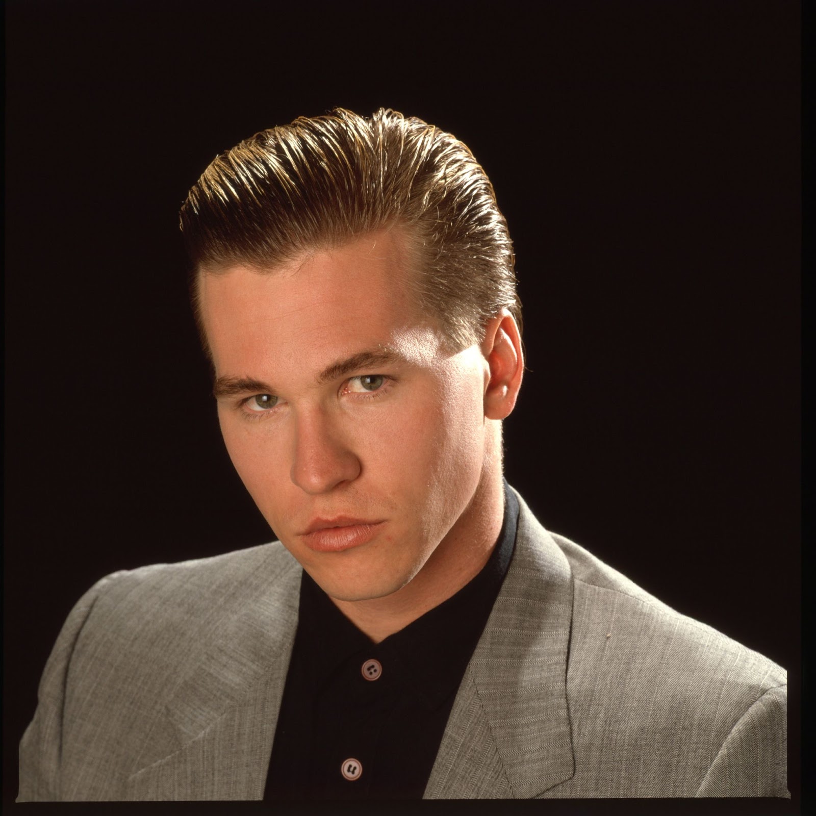 Val Kilmer durante una sesión de fotos en Los Ángeles en 1986 | Fuente: Getty Images