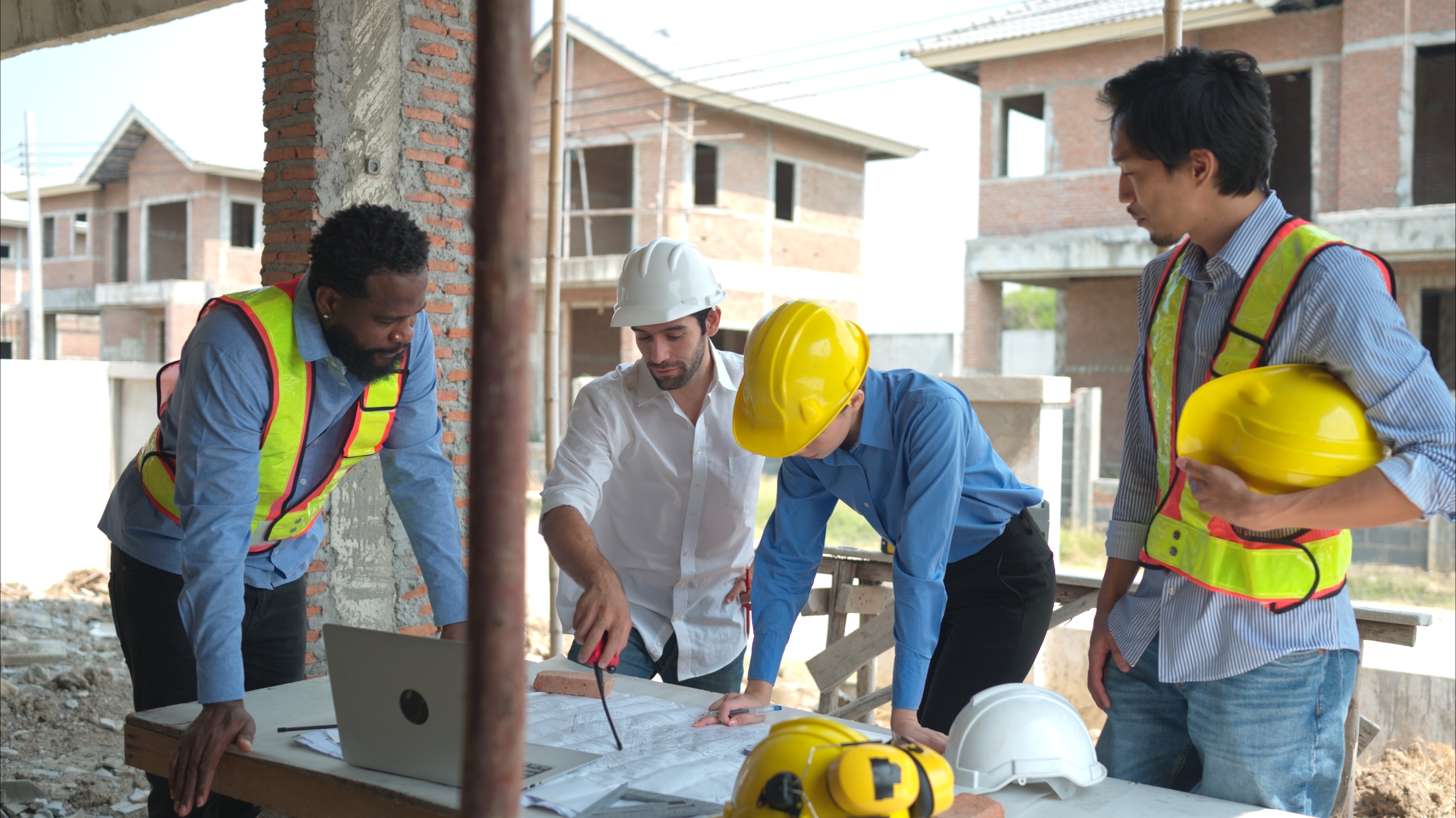 Hombres trabajando en un sitio de construcción | Fuente: Shutterstock