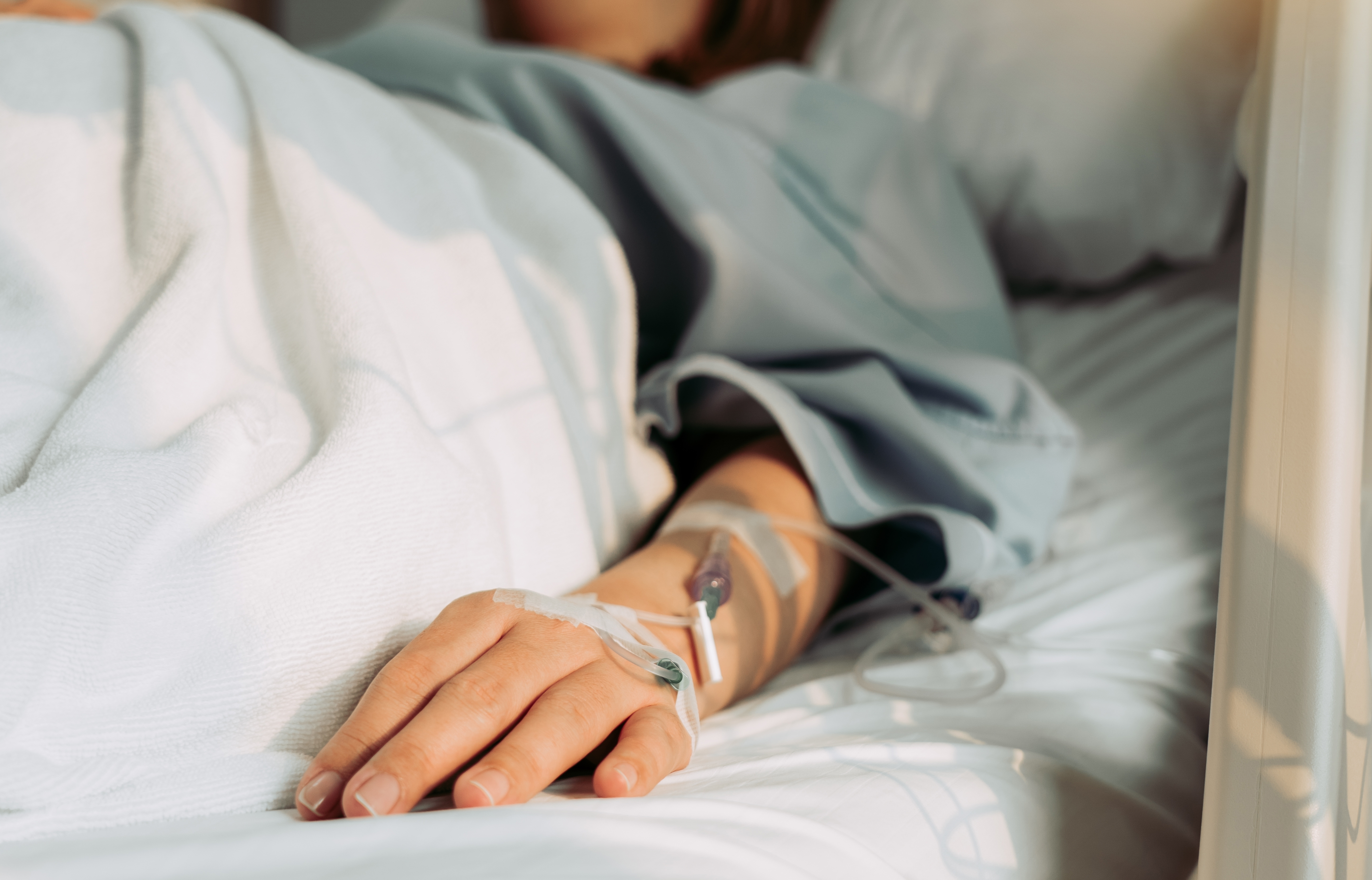 Mujer tumbada y enferma en el hospital | Fuente: Shutterstock