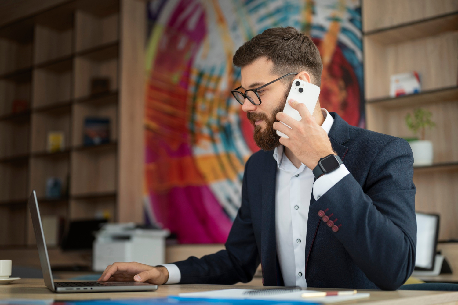 Un hombre hablando por teléfono en su oficina | Fuente: Freepik