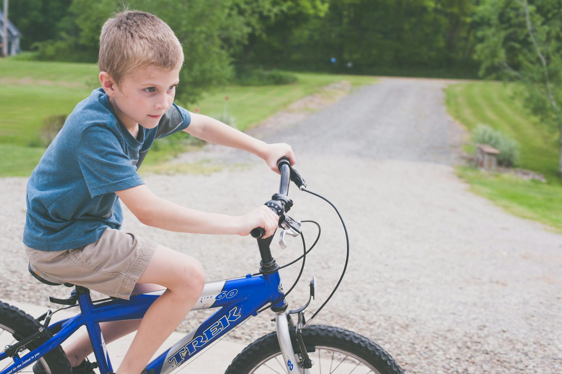 Niño montado en una bicicleta azul | Foto: Pexels