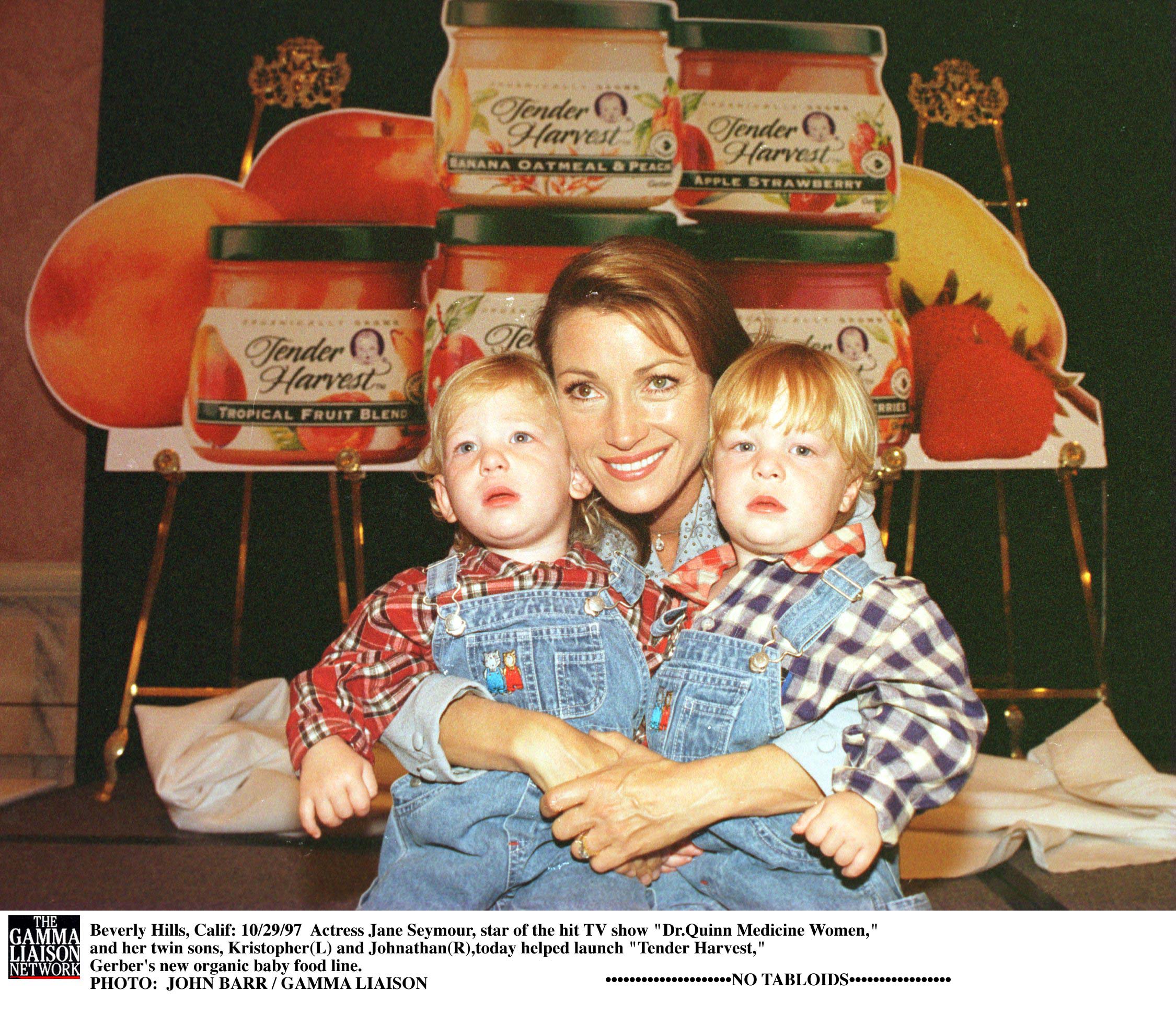 Jane Seymour fotografiada con sus hijos gemelos, Kristopher y John, en 1997. | Fuente: Getty Images