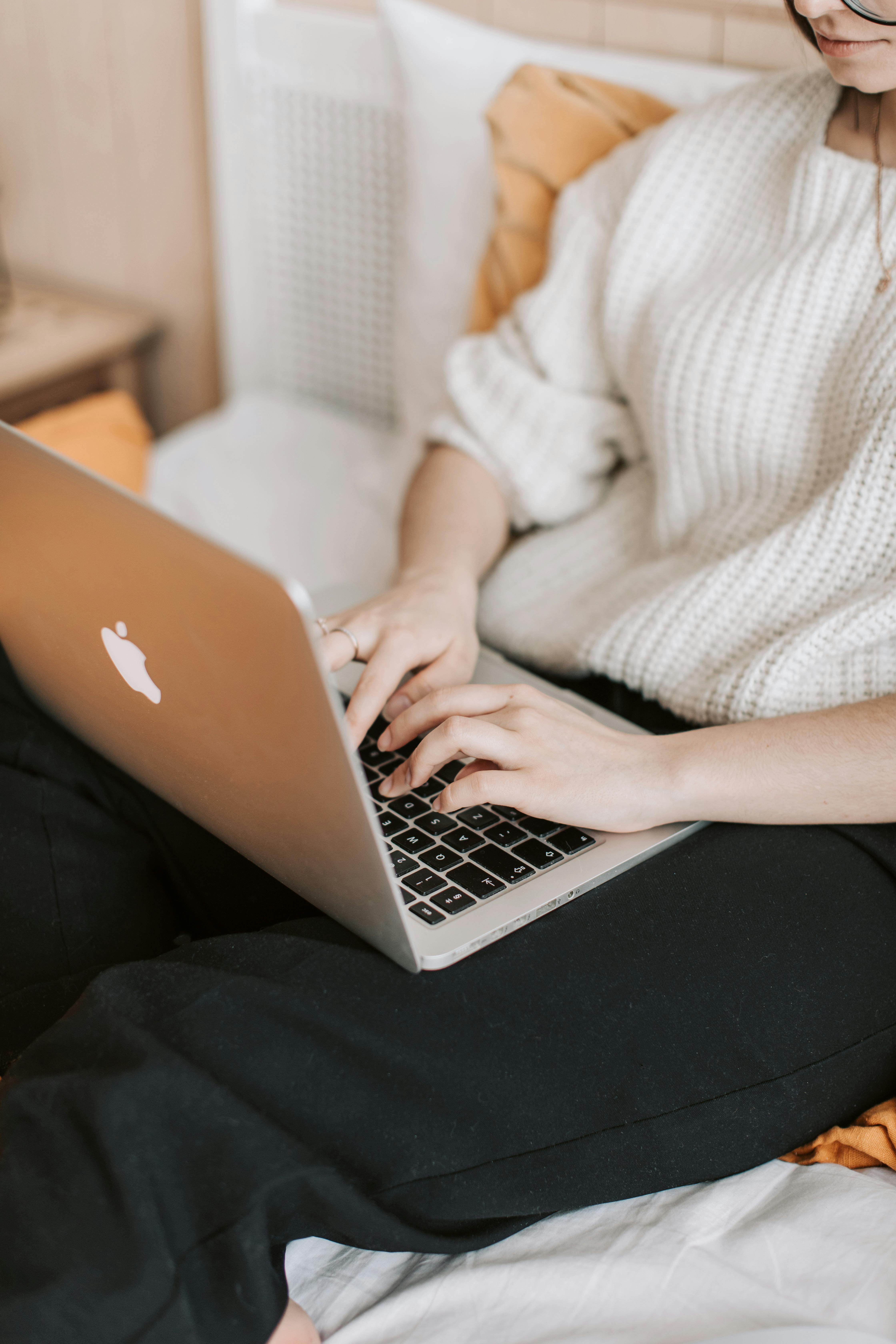 Una mujer usando su portátil | Fuente: Pexels