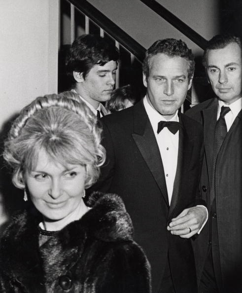 Scott Newman, Paul Newman, Joanne Woodward en el Teatro Unicorn. | Foto: Getty Images