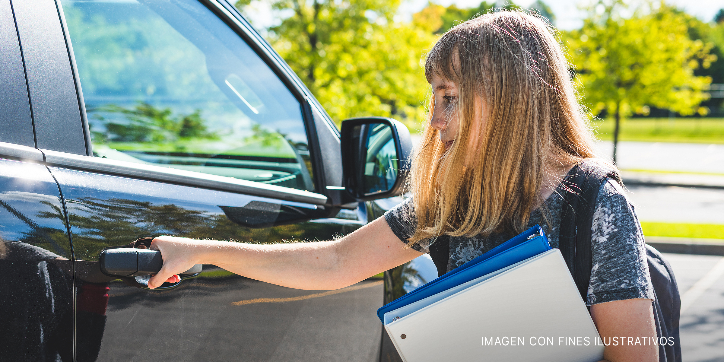 Adolescente junto a un automóvil | Foto: Shutterstock