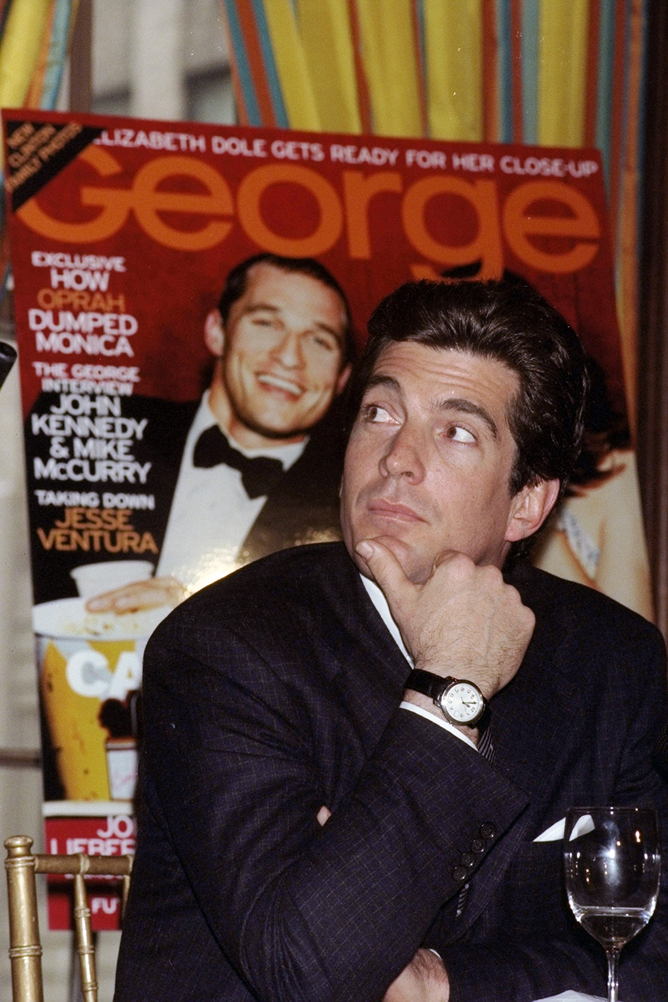 John F. Kennedy Jr. en un acto de la revista George el 9 de marzo de 1999. | Fuente: Getty Images