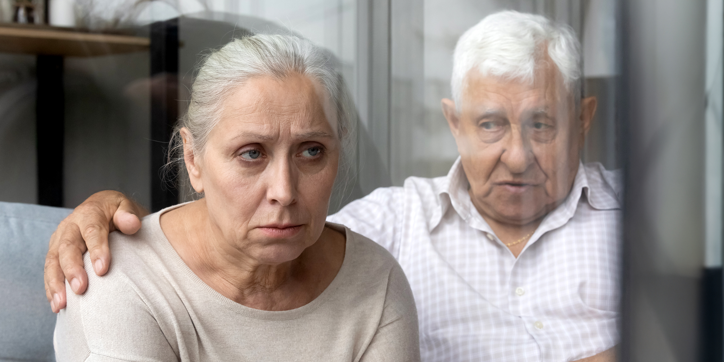 Un hombre consuela a su mujer | Fuente: Shutterstock