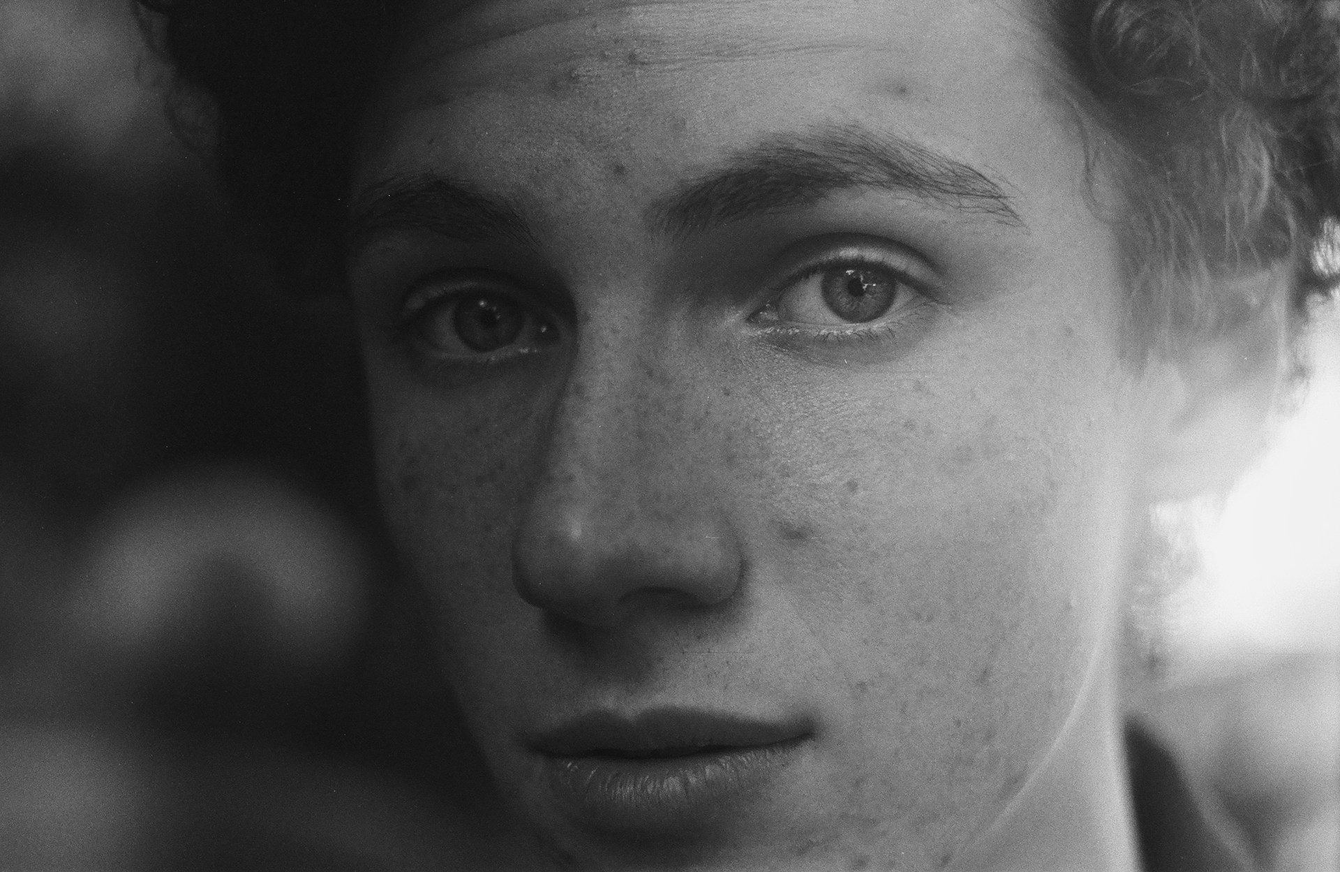 Un joven serio | Fuente: Unsplash