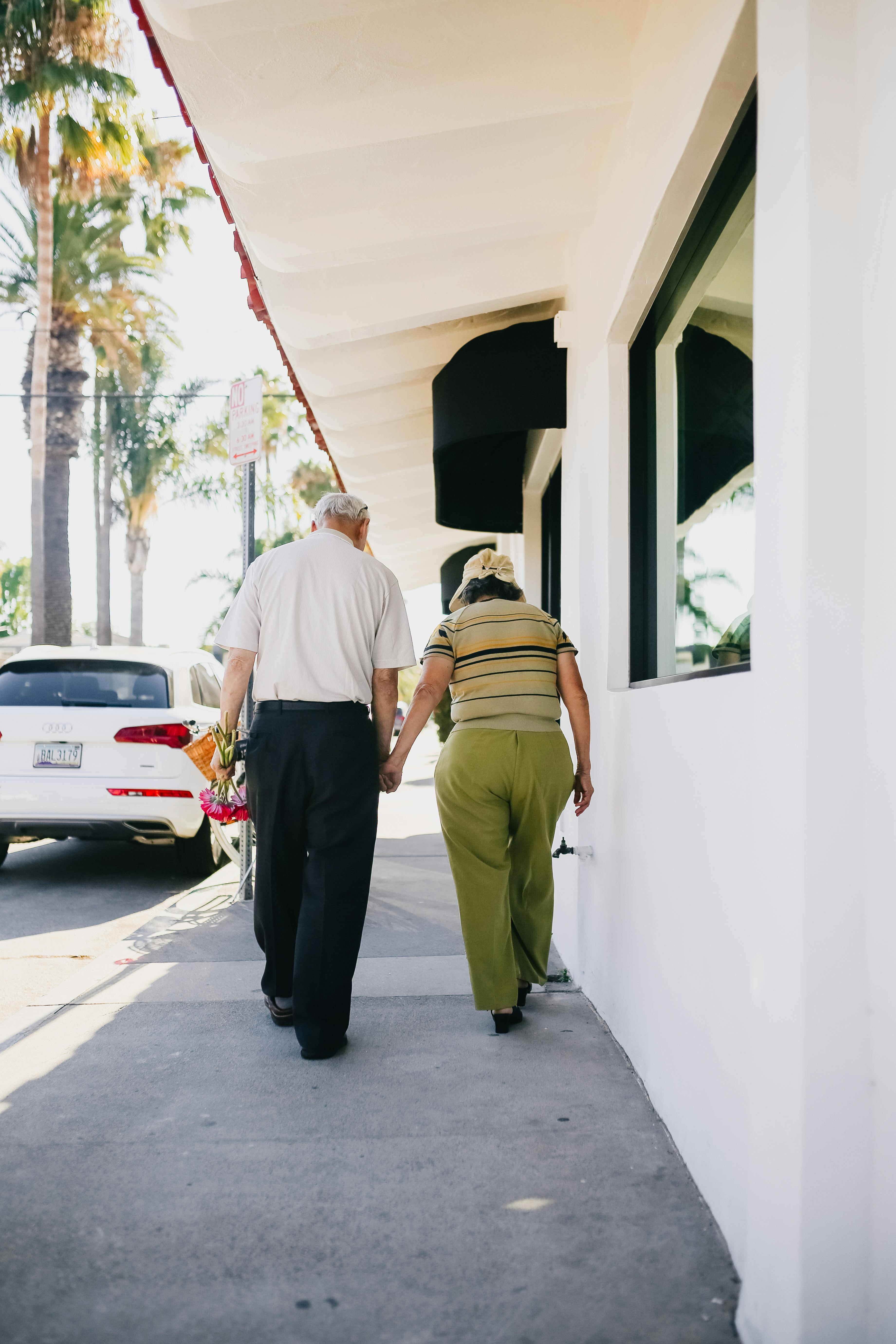 Pareja mayor caminando de la mano | Fuente: Pexels