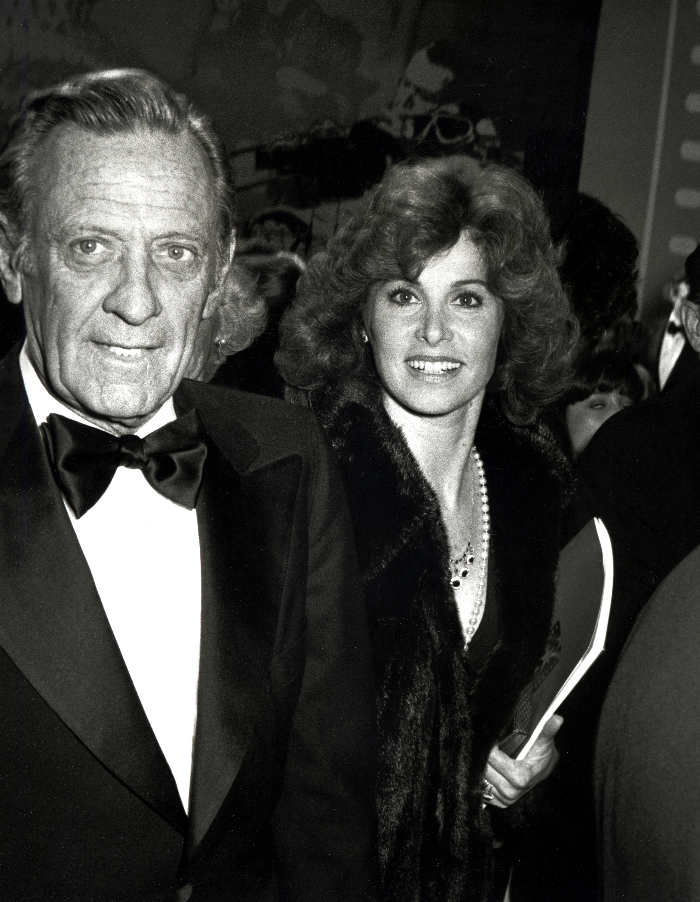 William Holden y la actriz asisten al AFI Salute to James Stewart el 28 de febrero de 1980 | Fuente: Getty Images