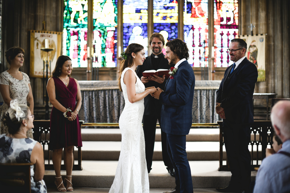 Una novia y un novio ante el altar | Fuente: Shutterstock